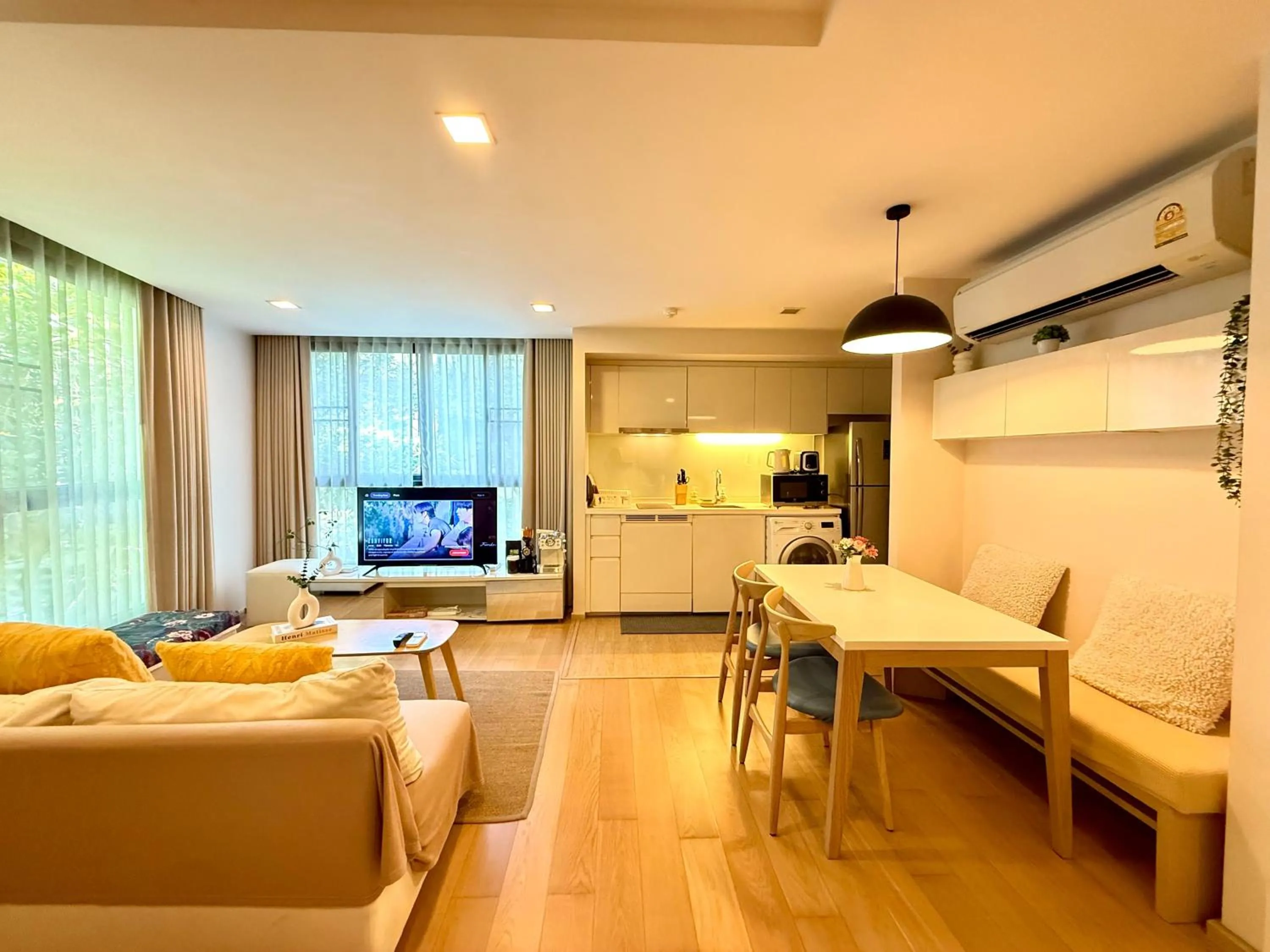 TV and multimedia in Cozy Spacious 1BR 2Bed GardenView 500m BTS Thonglo, Samitivej, SKV49, Rooftop Pool, Fast 500mbps wifi