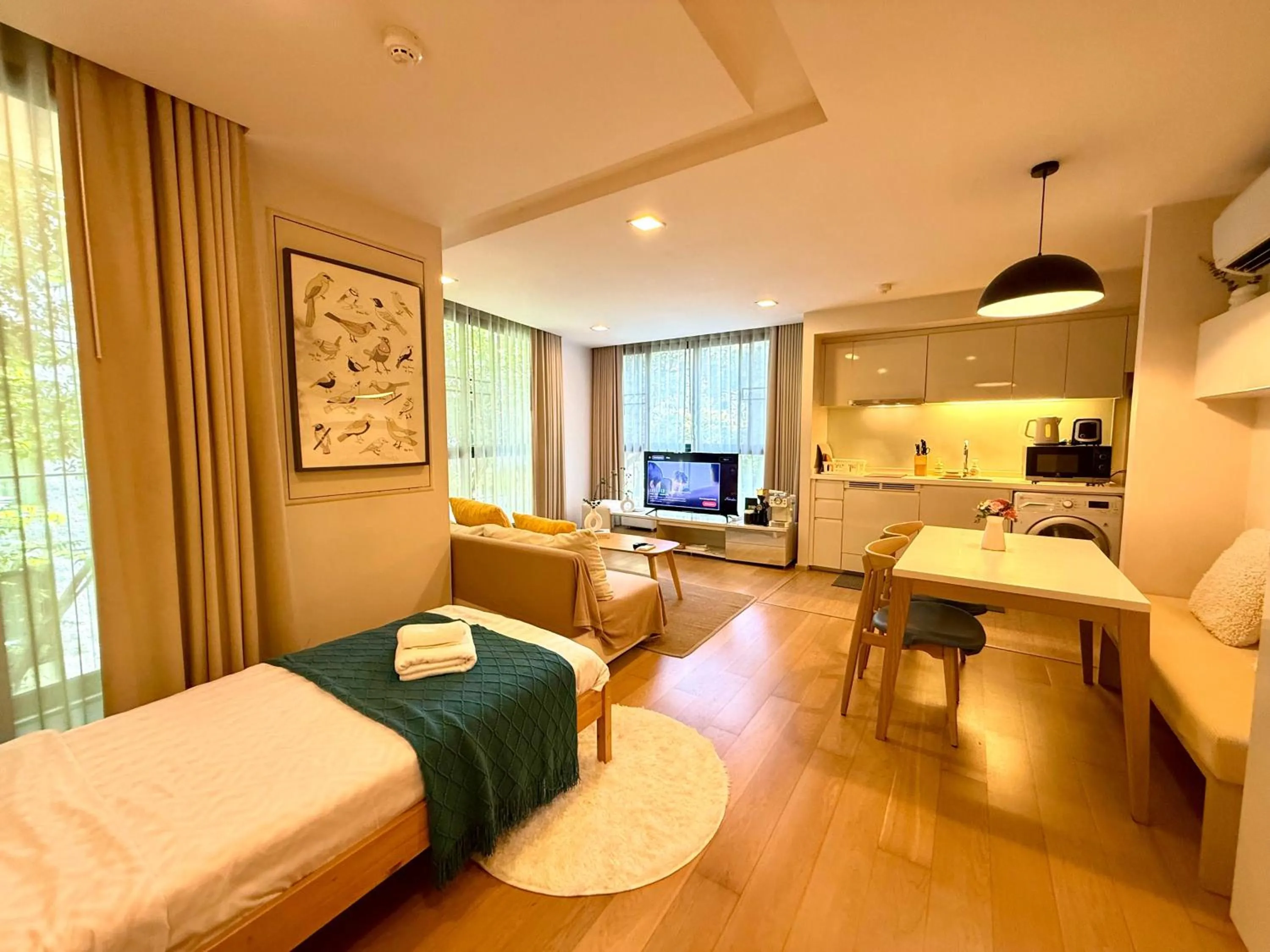 Bed in Cozy Spacious 1BR 2Bed GardenView 500m BTS Thonglo, Samitivej, SKV49, Rooftop Pool, Fast 500mbps wifi