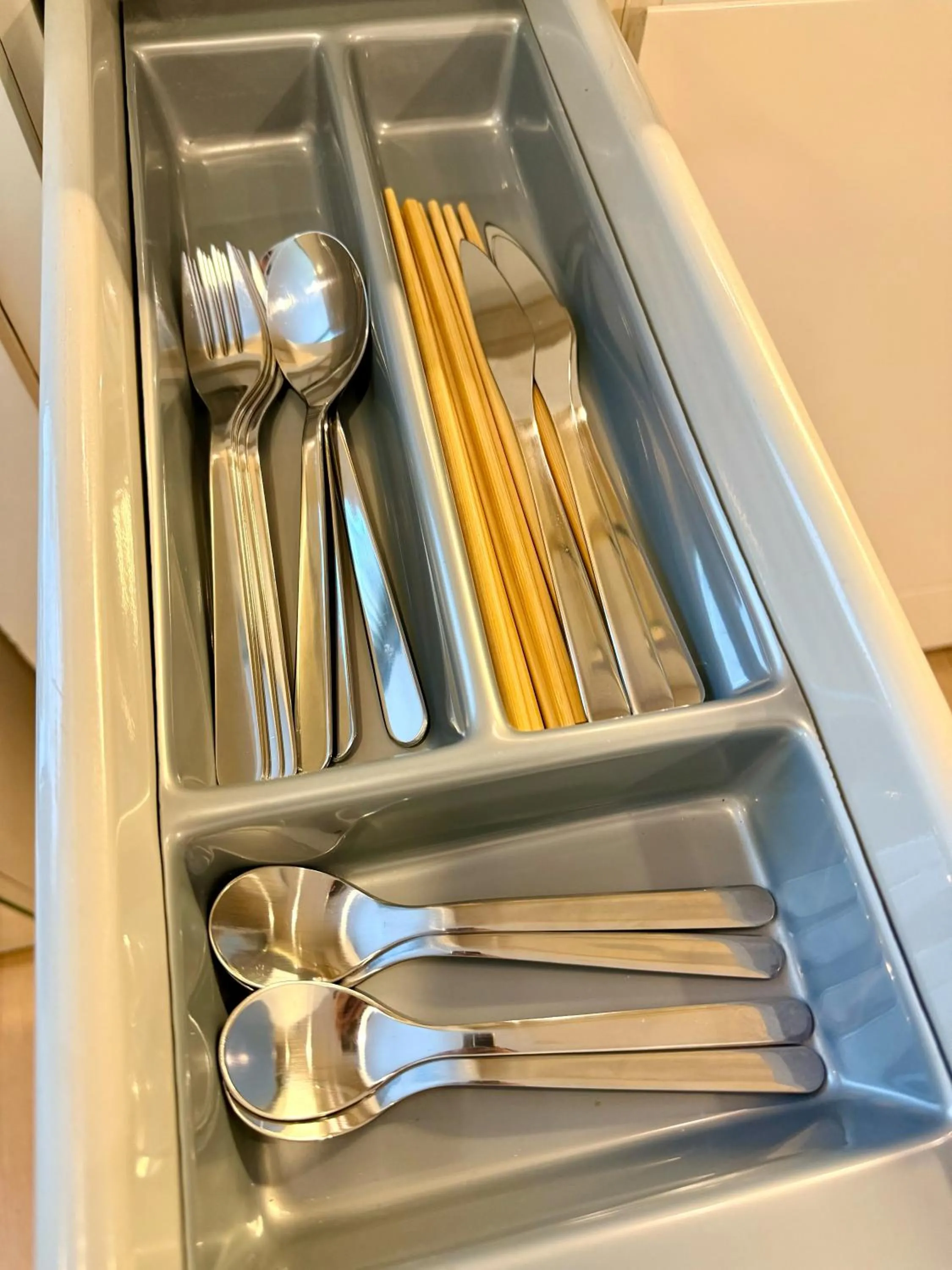Kitchen or kitchenette in Cozy Spacious 1BR 2Bed GardenView 500m BTS Thonglo, Samitivej, SKV49, Rooftop Pool, Fast 500mbps wifi