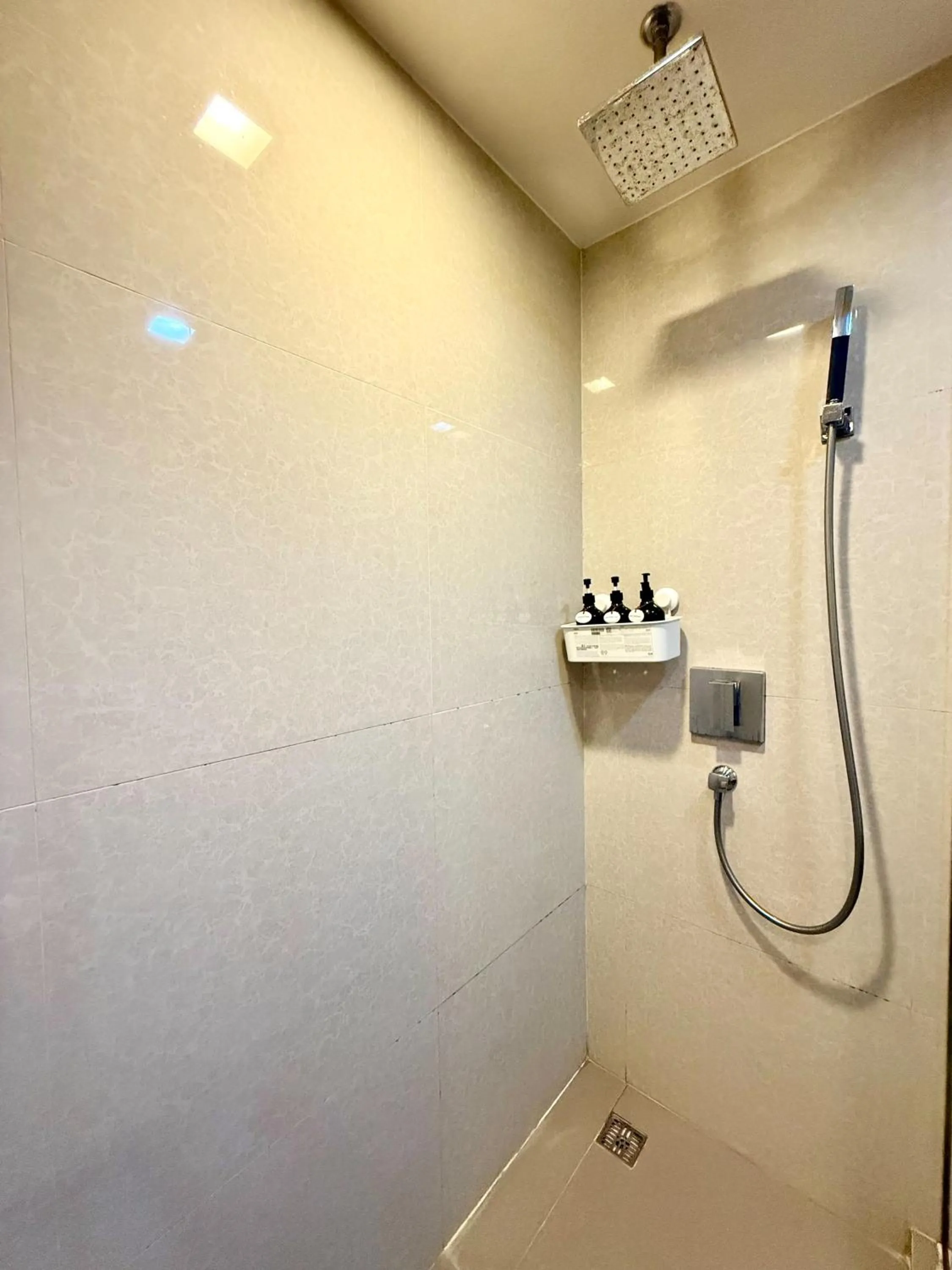 Shower in Cozy Spacious 1BR 2Bed GardenView 500m BTS Thonglo, Samitivej, SKV49, Rooftop Pool, Fast 500mbps wifi