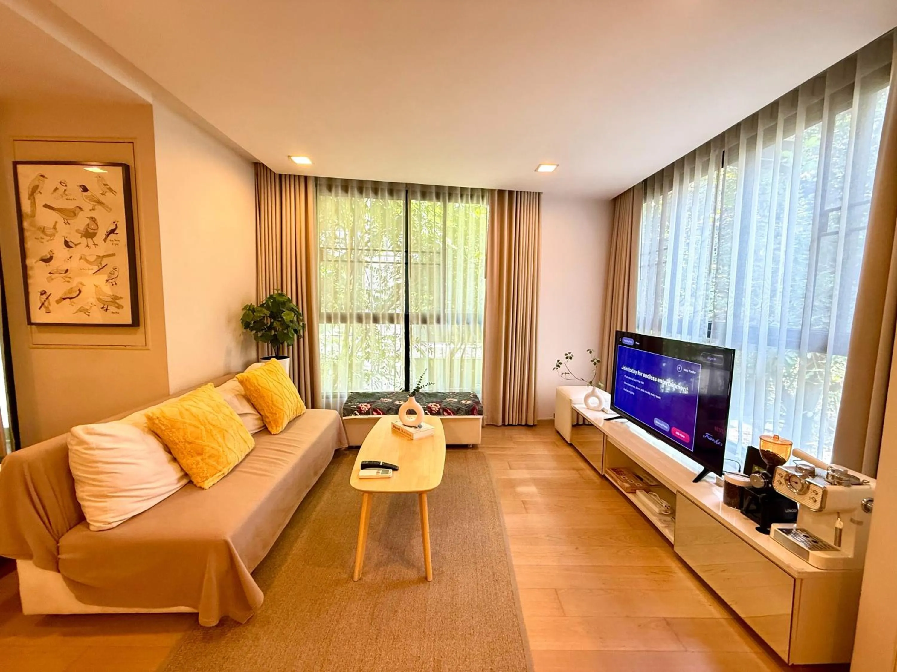 TV and multimedia in Cozy Spacious 1BR 2Bed GardenView 500m BTS Thonglo, Samitivej, SKV49, Rooftop Pool, Fast 500mbps wifi