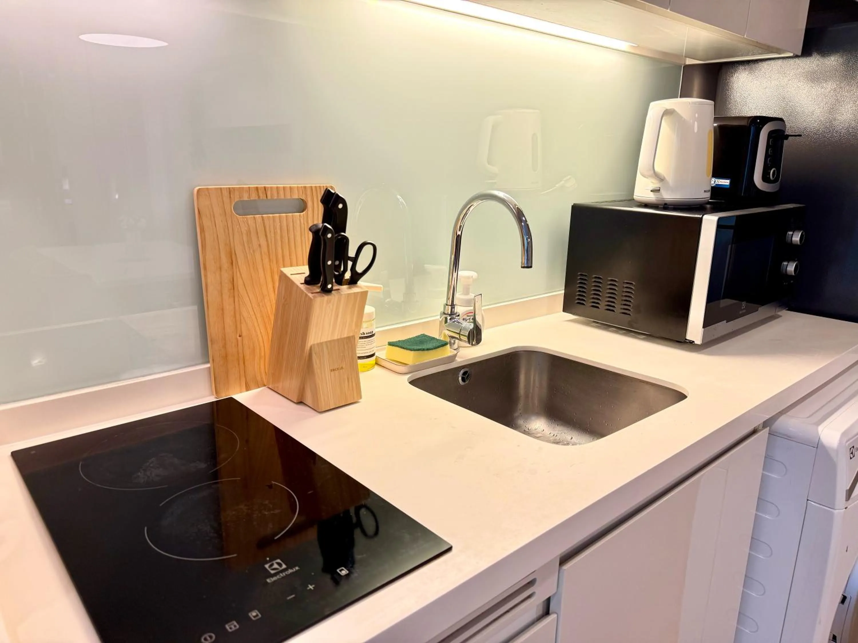 Coffee/tea facilities in Cozy Spacious 1BR 2Bed GardenView 500m BTS Thonglo, Samitivej, SKV49, Rooftop Pool, Fast 500mbps wifi