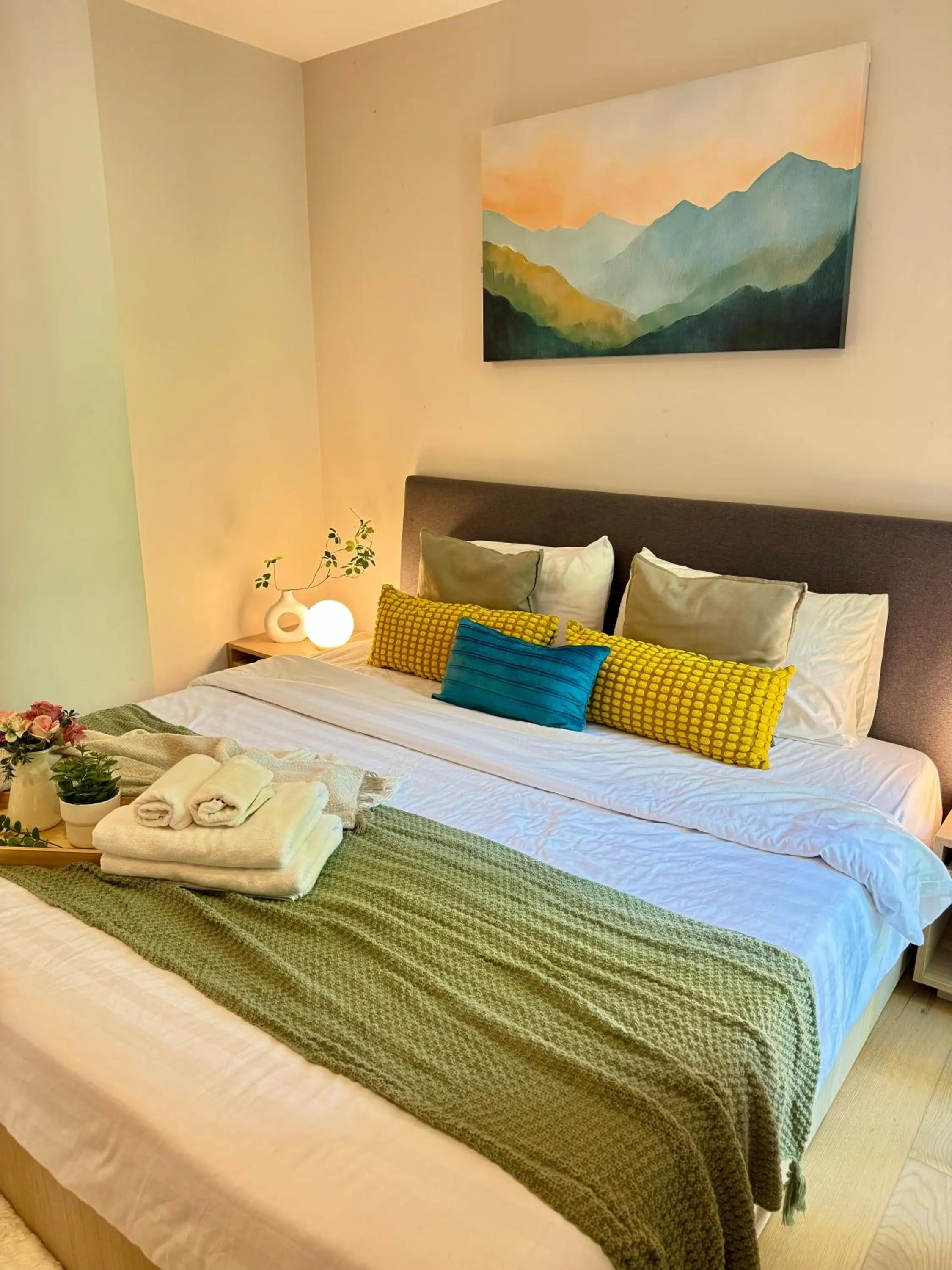 Bed in Cozy Spacious 1BR 2Bed GardenView 500m BTS Thonglo, Samitivej, SKV49, Rooftop Pool, Fast 500mbps wifi