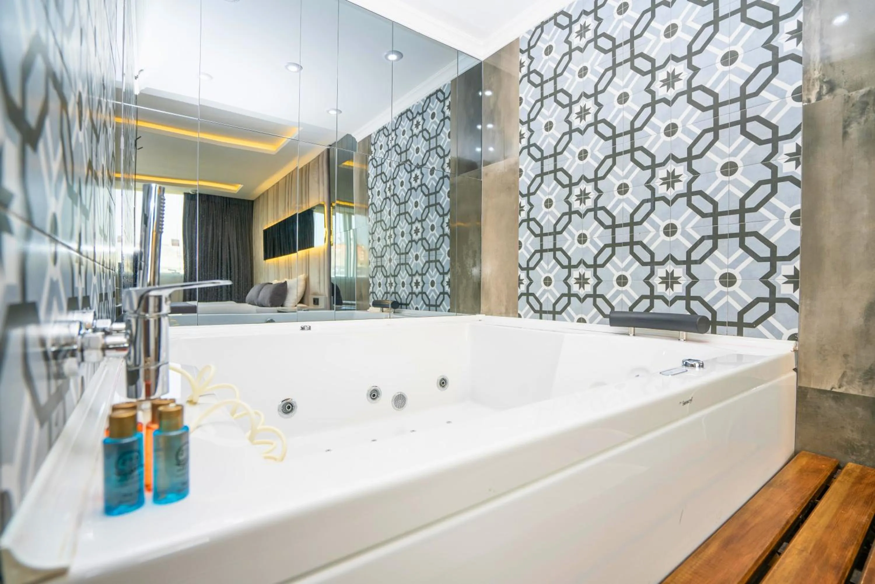 Hot Tub in 216 Station Suite Gebze