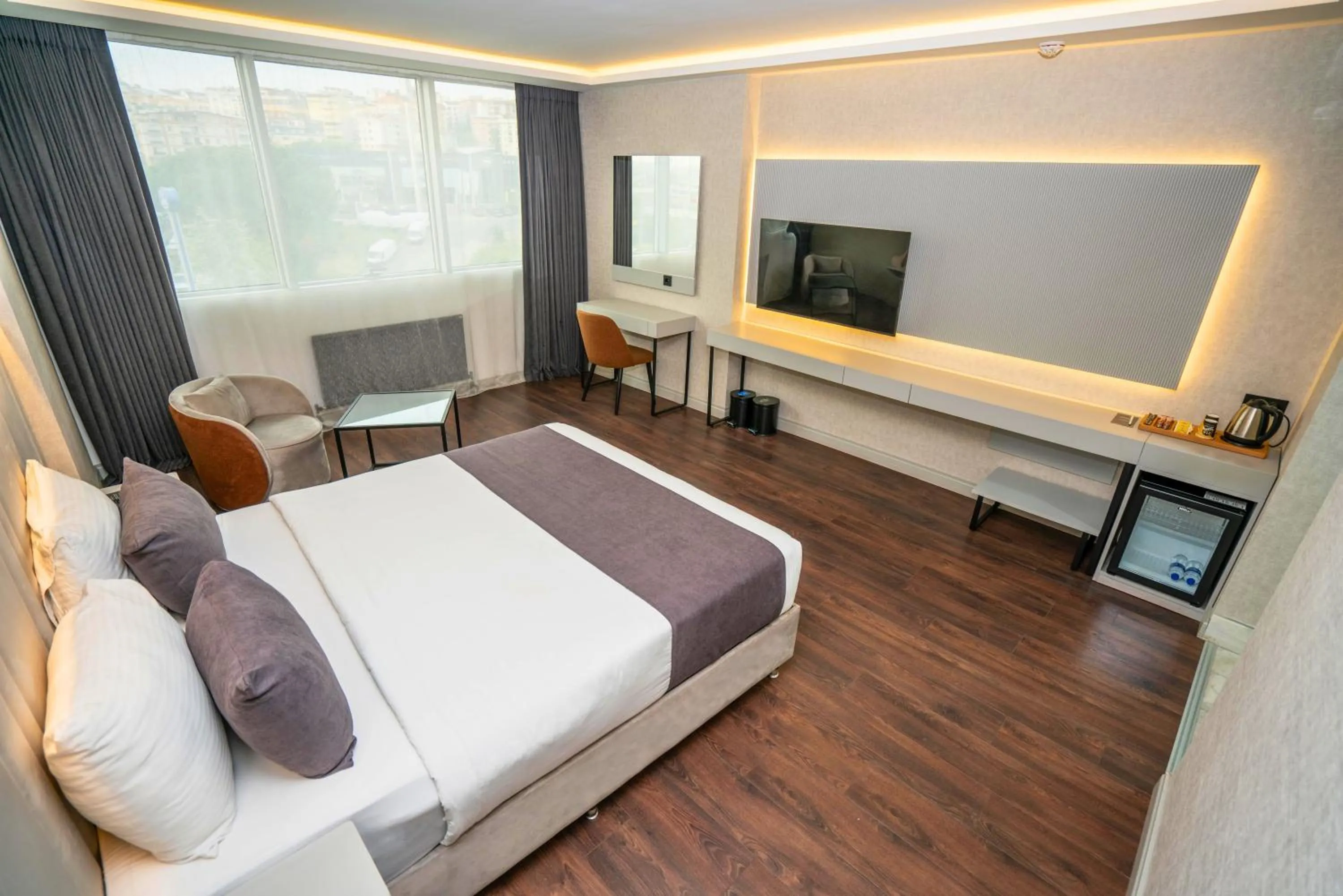 Photo of the whole room, Bed in 216 Station Suite Gebze