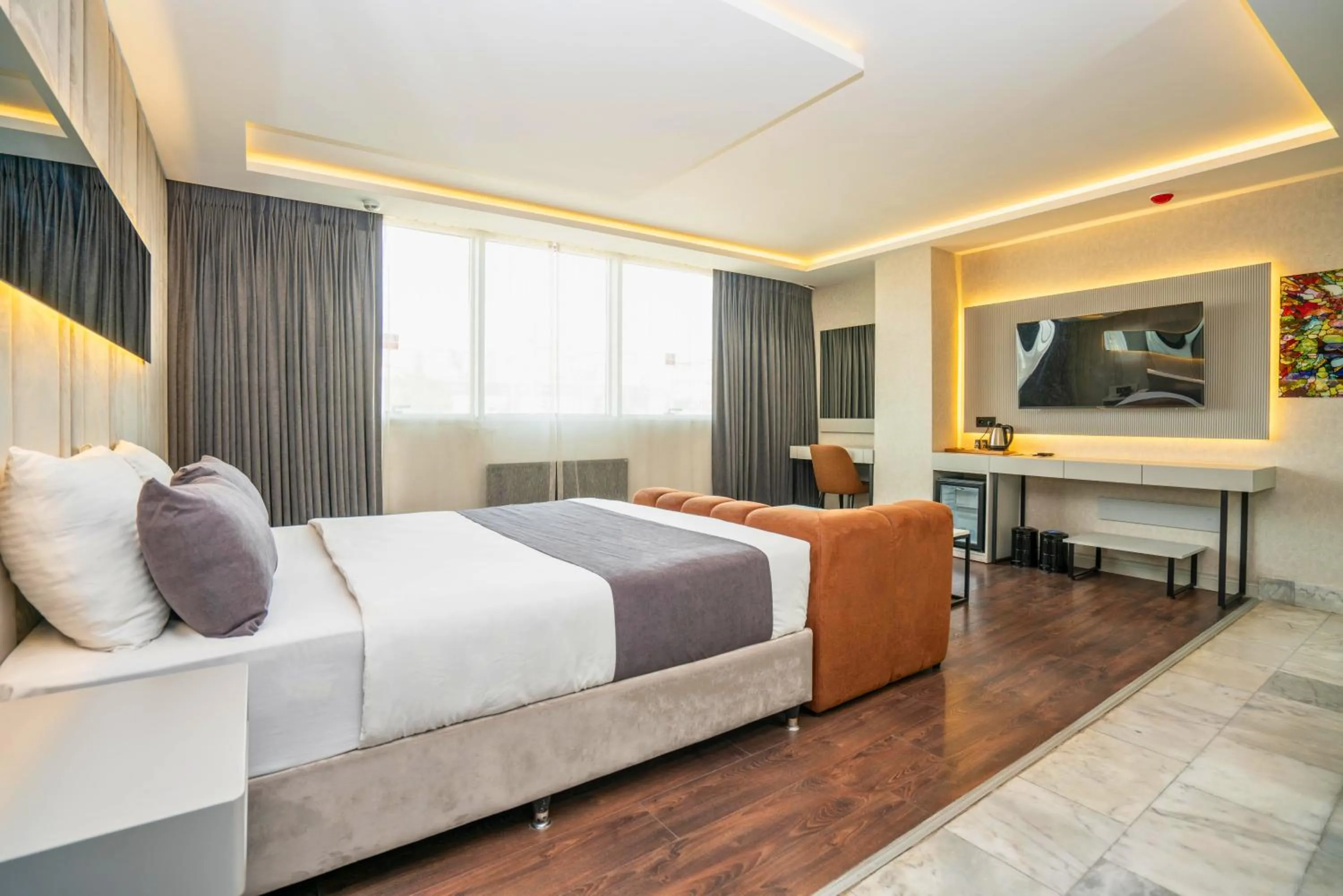Photo of the whole room, Bed in 216 Station Suite Gebze