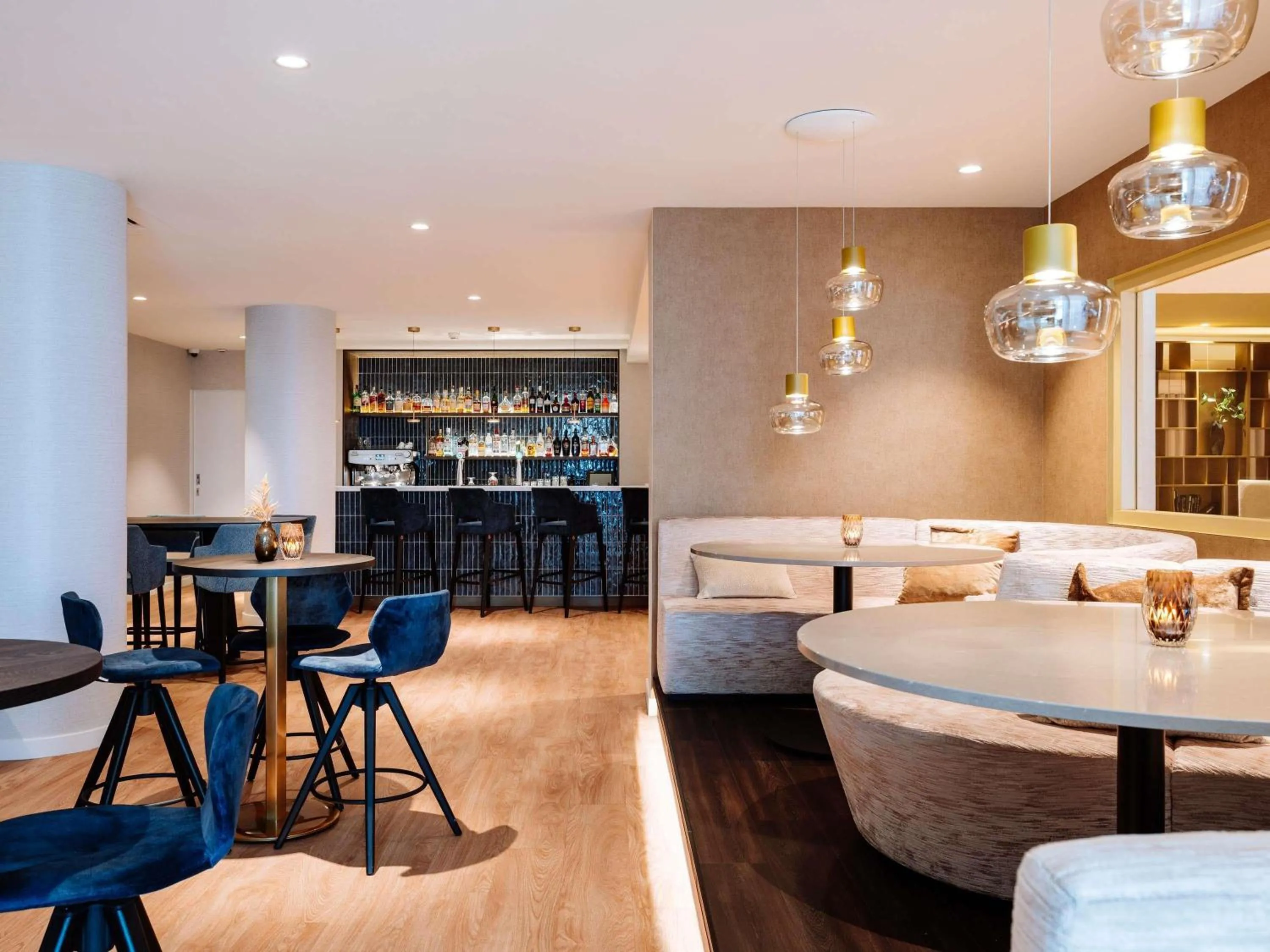 Lounge or bar in Novotel Den Haag World Forum