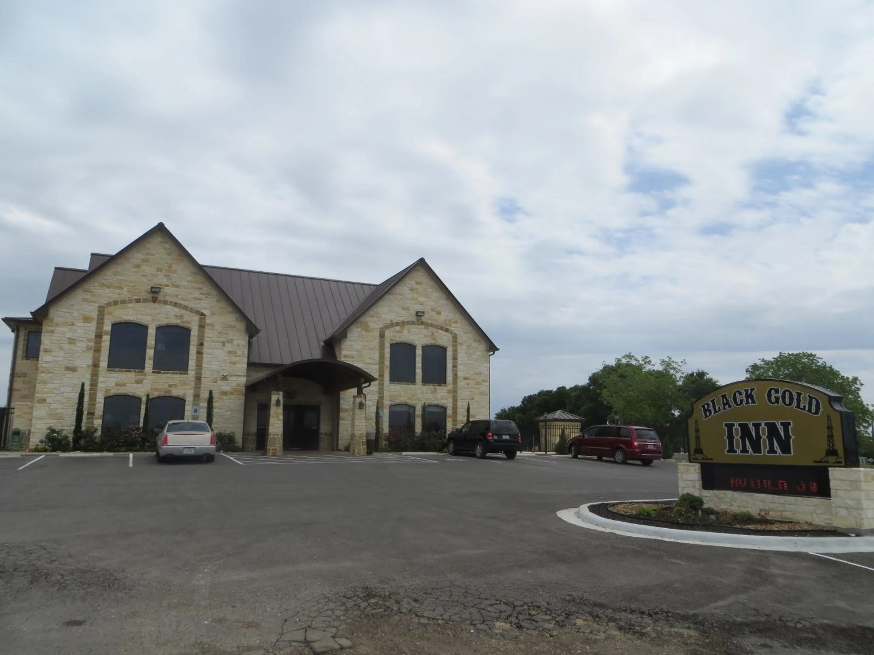 Facade/entrance in Black Gold Inn