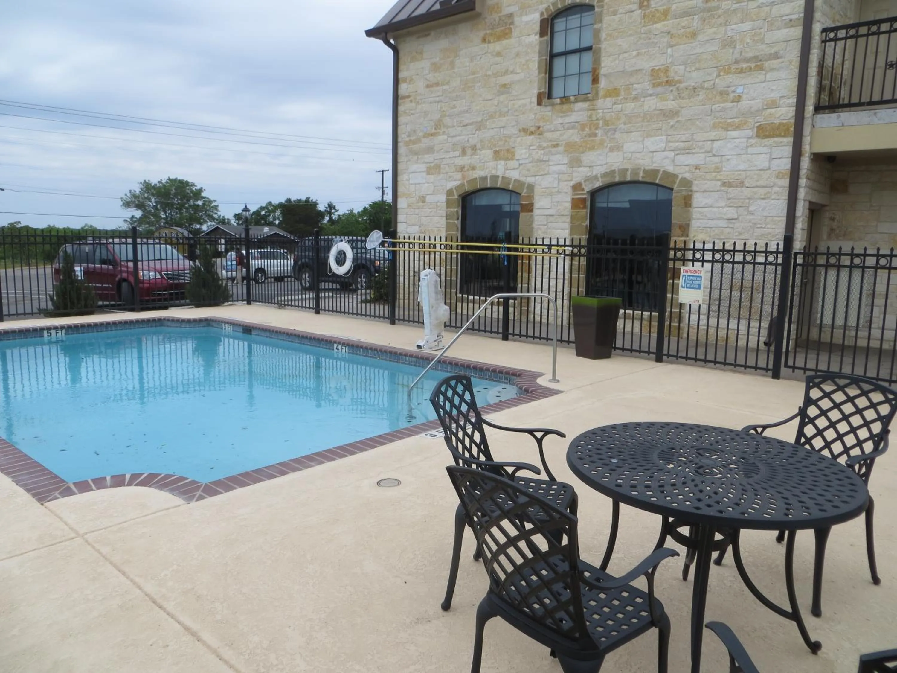 Swimming pool in Black Gold Inn