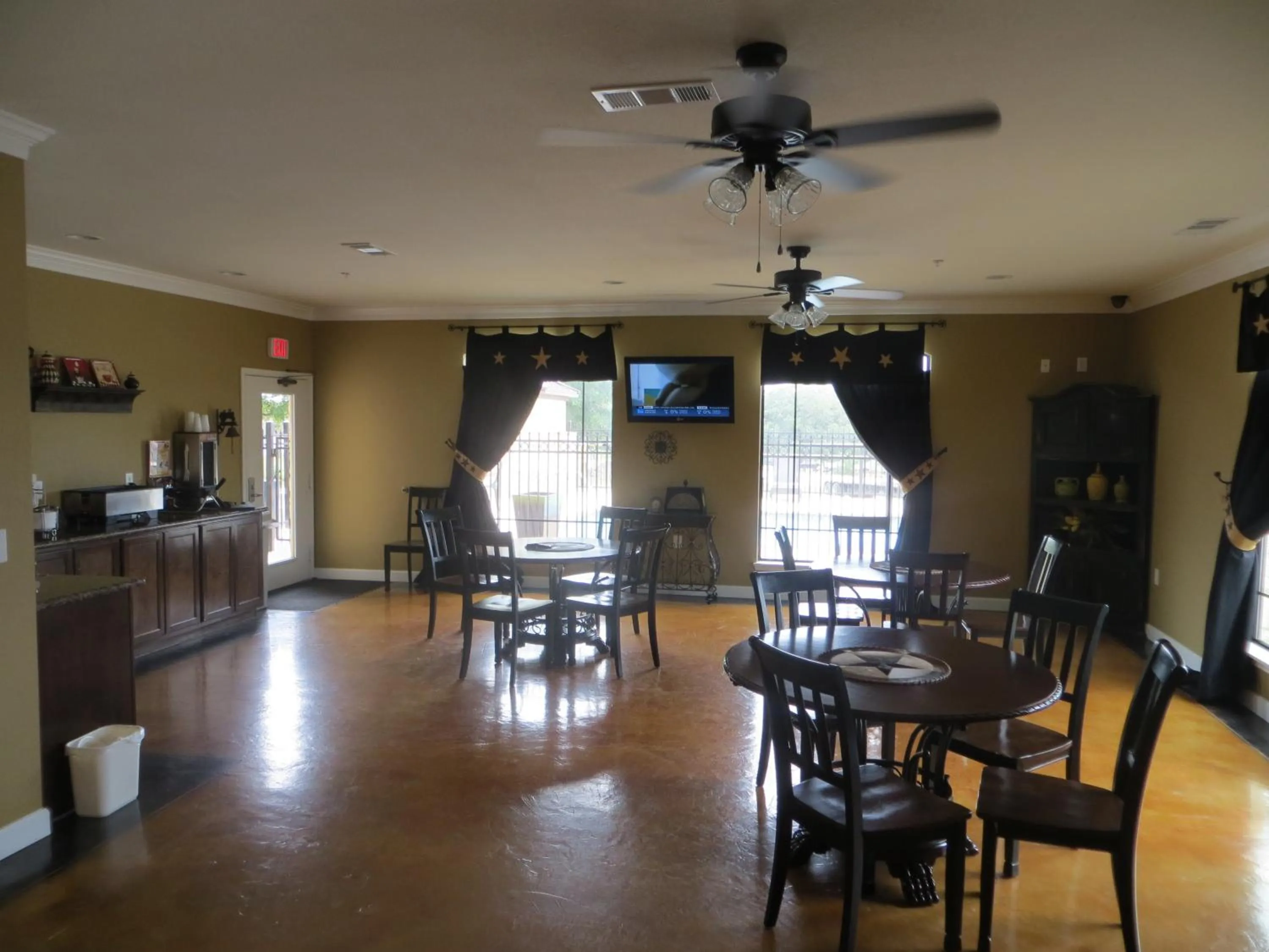 Communal lounge/ TV room in Black Gold Inn