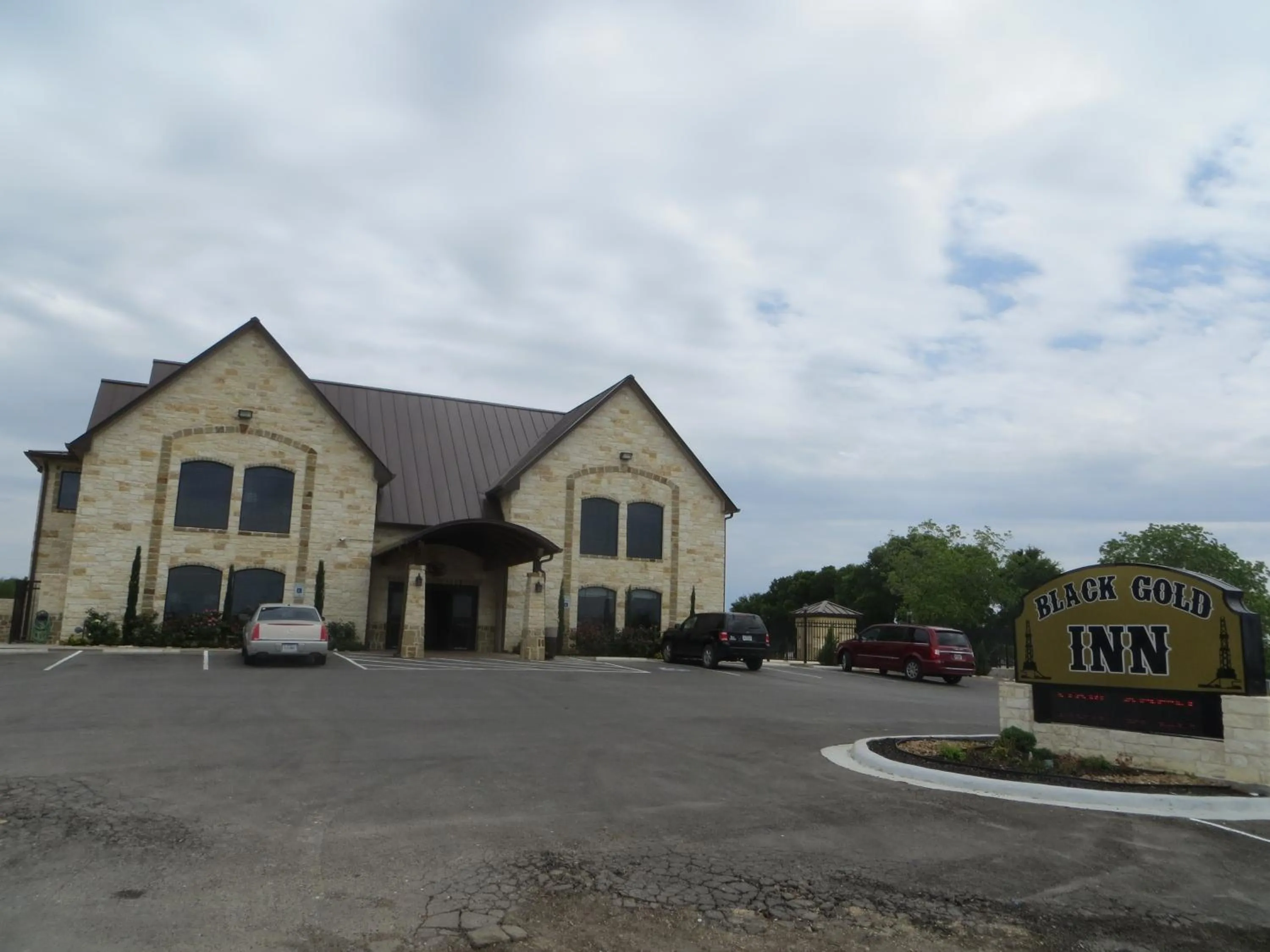 Facade/entrance in Black Gold Inn