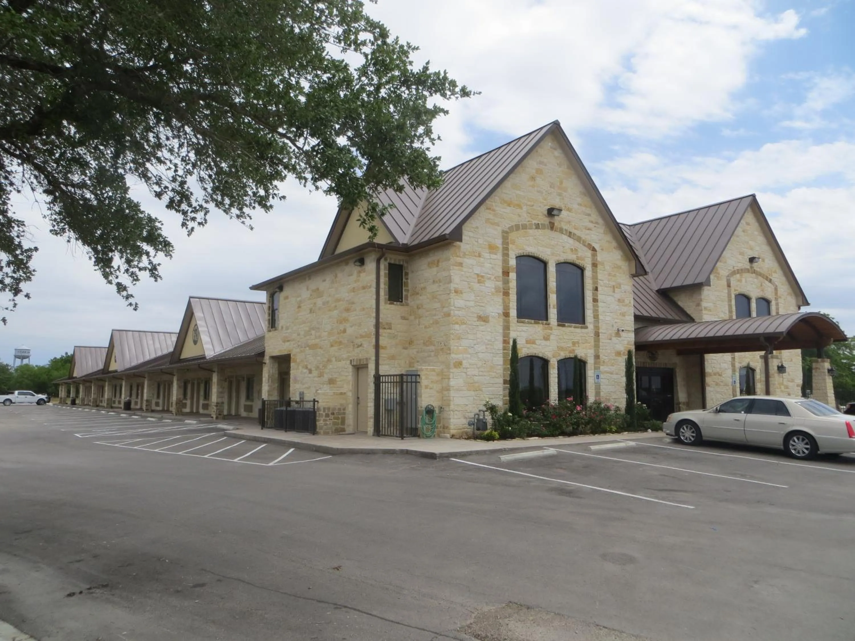 Facade/entrance in Black Gold Inn