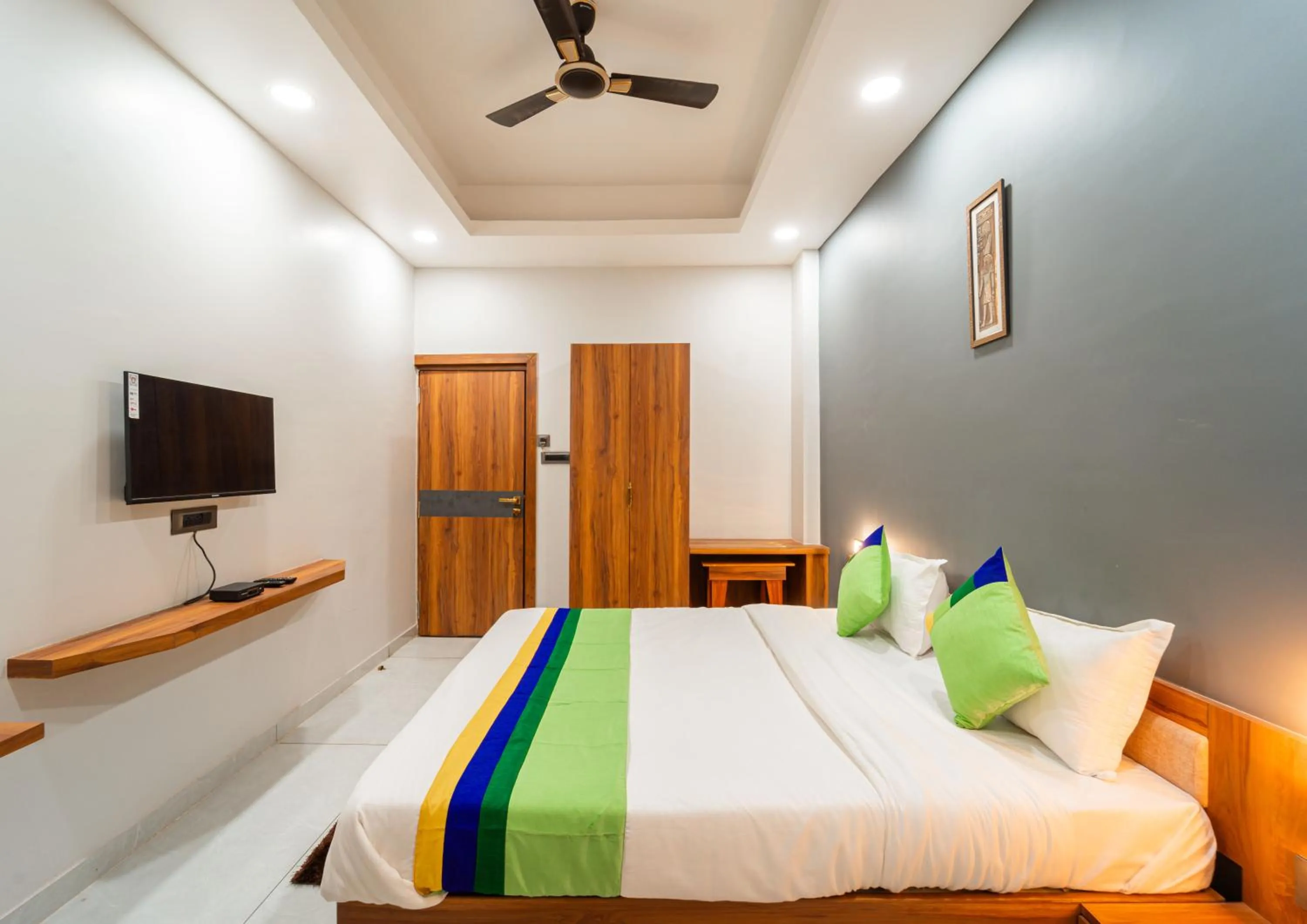 Bedroom, Bed in Treebo Lake City