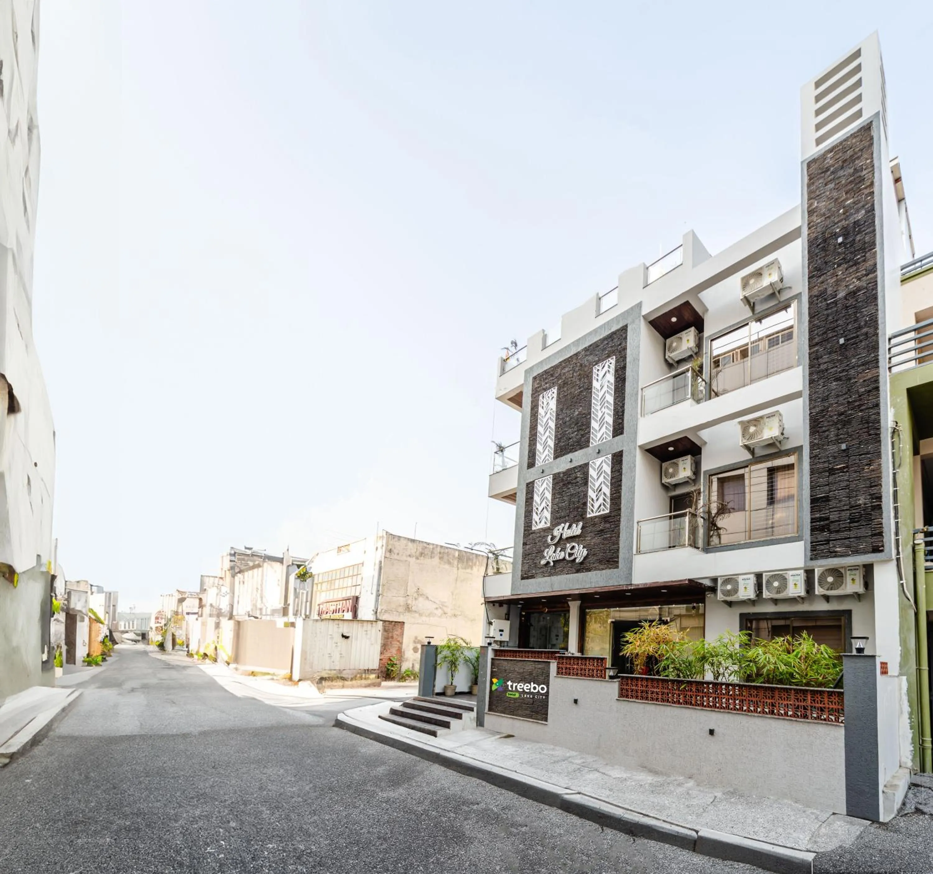 Facade/entrance in Treebo Lake City