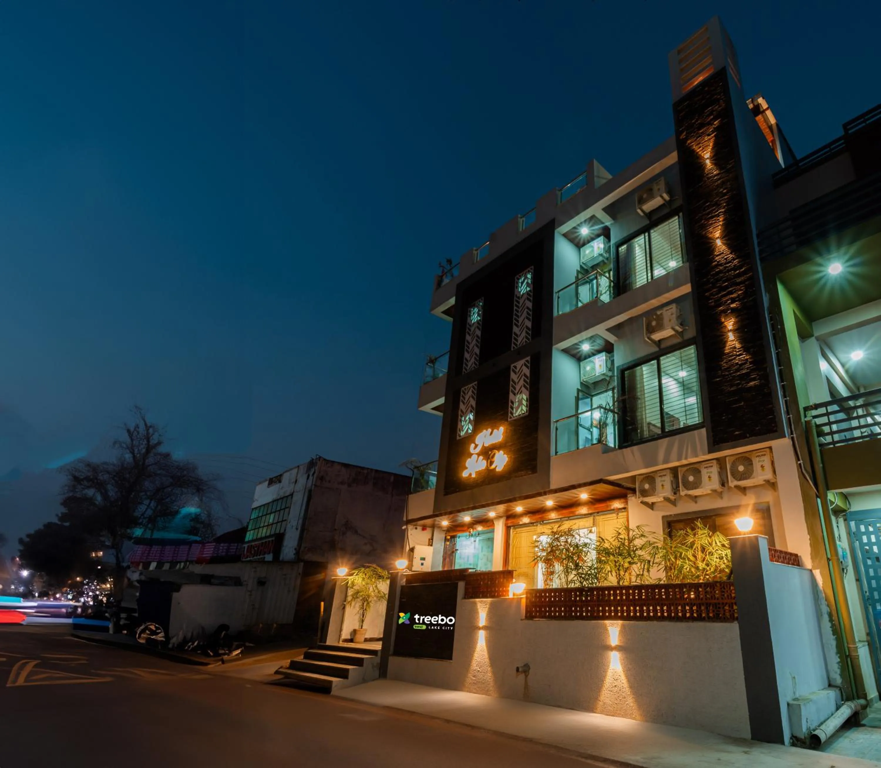 Facade/entrance in Treebo Lake City