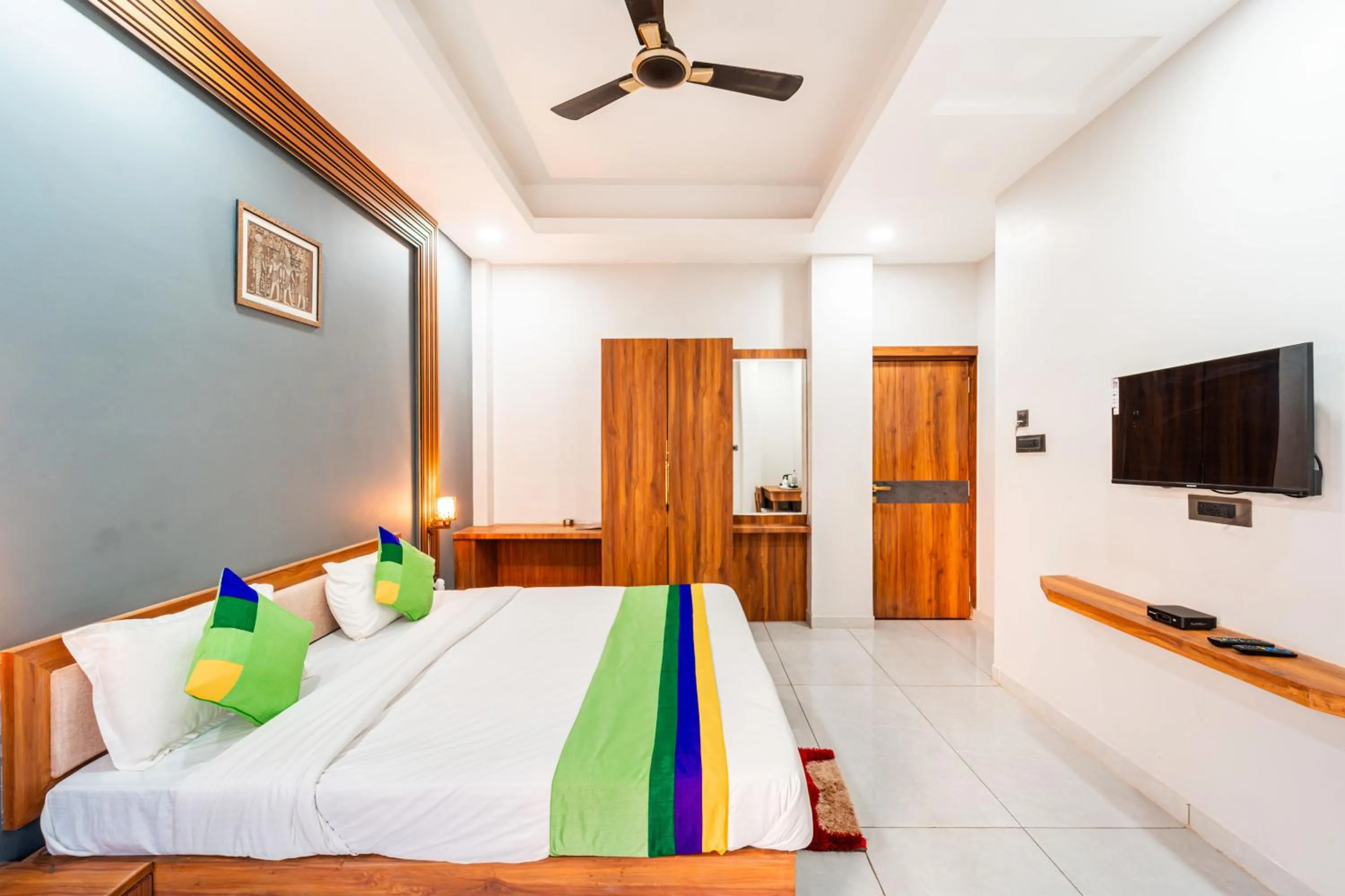 Bedroom, Bed in Treebo Lake City