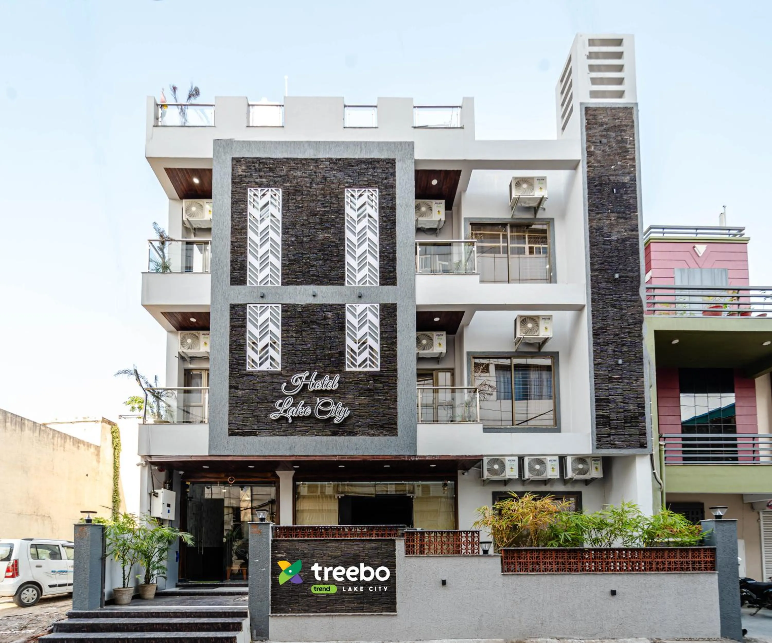 Facade/entrance in Treebo Lake City