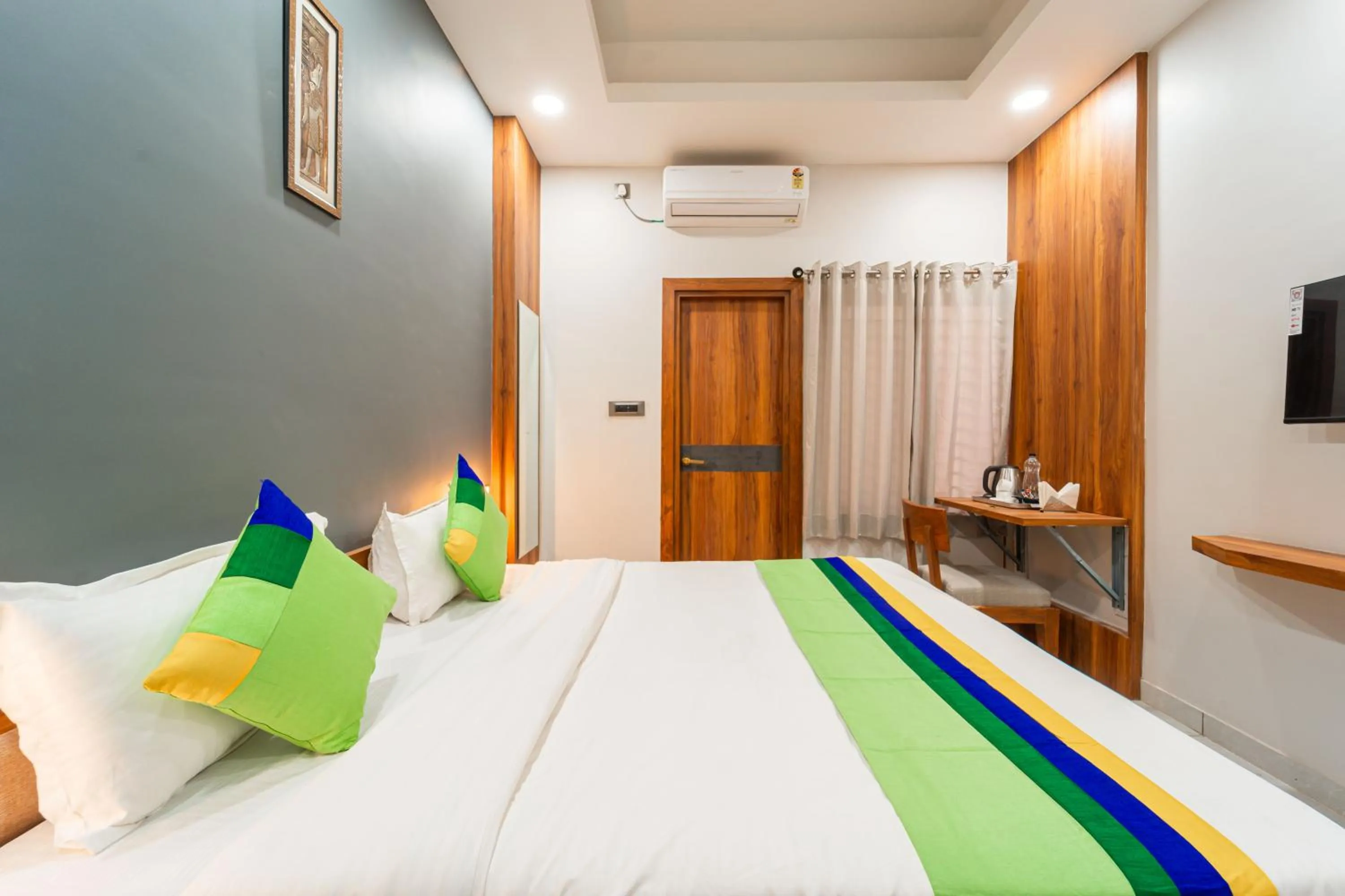 Bedroom, Bed in Treebo Lake City