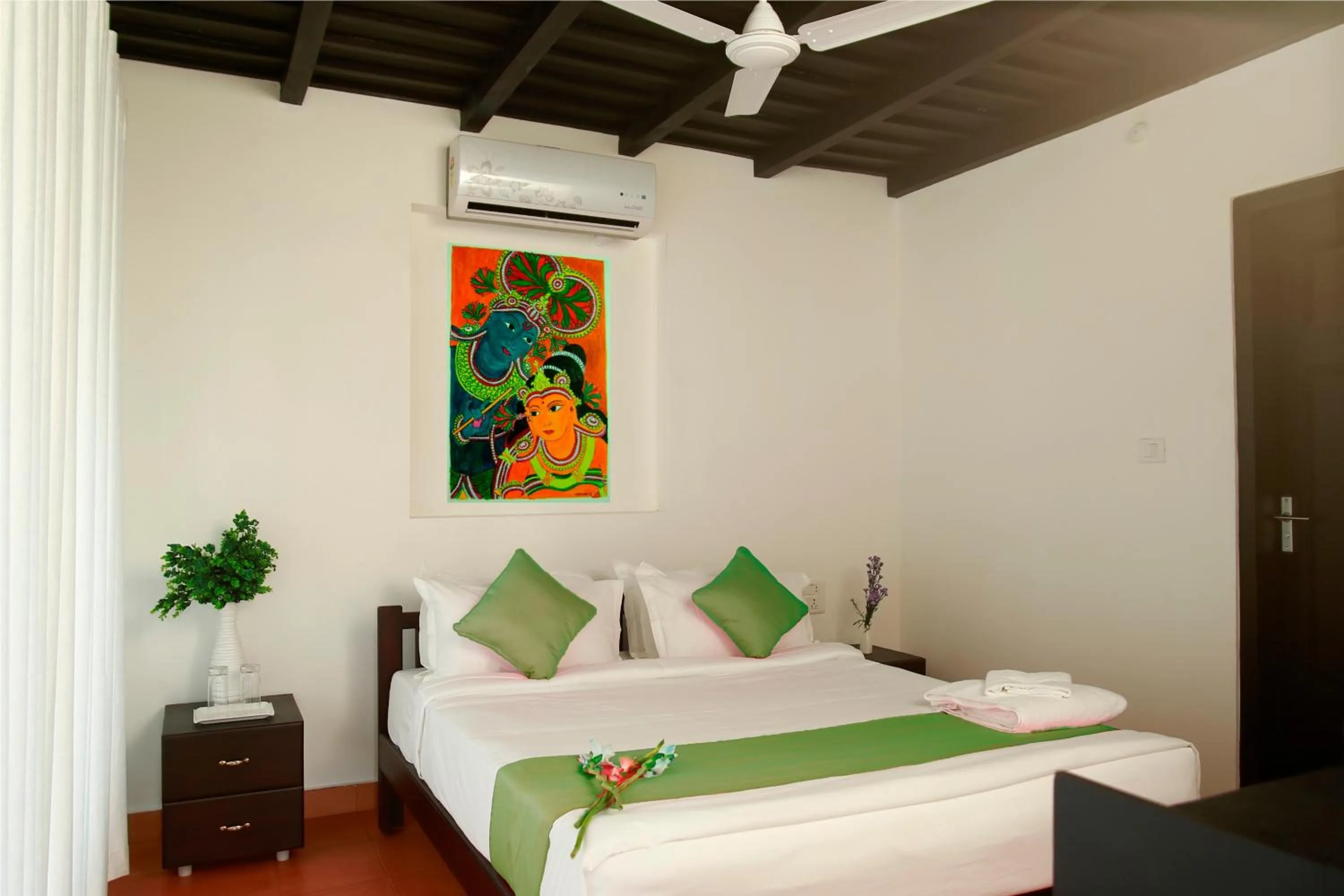 Photo of the whole room, Bed in Mayas Beach House