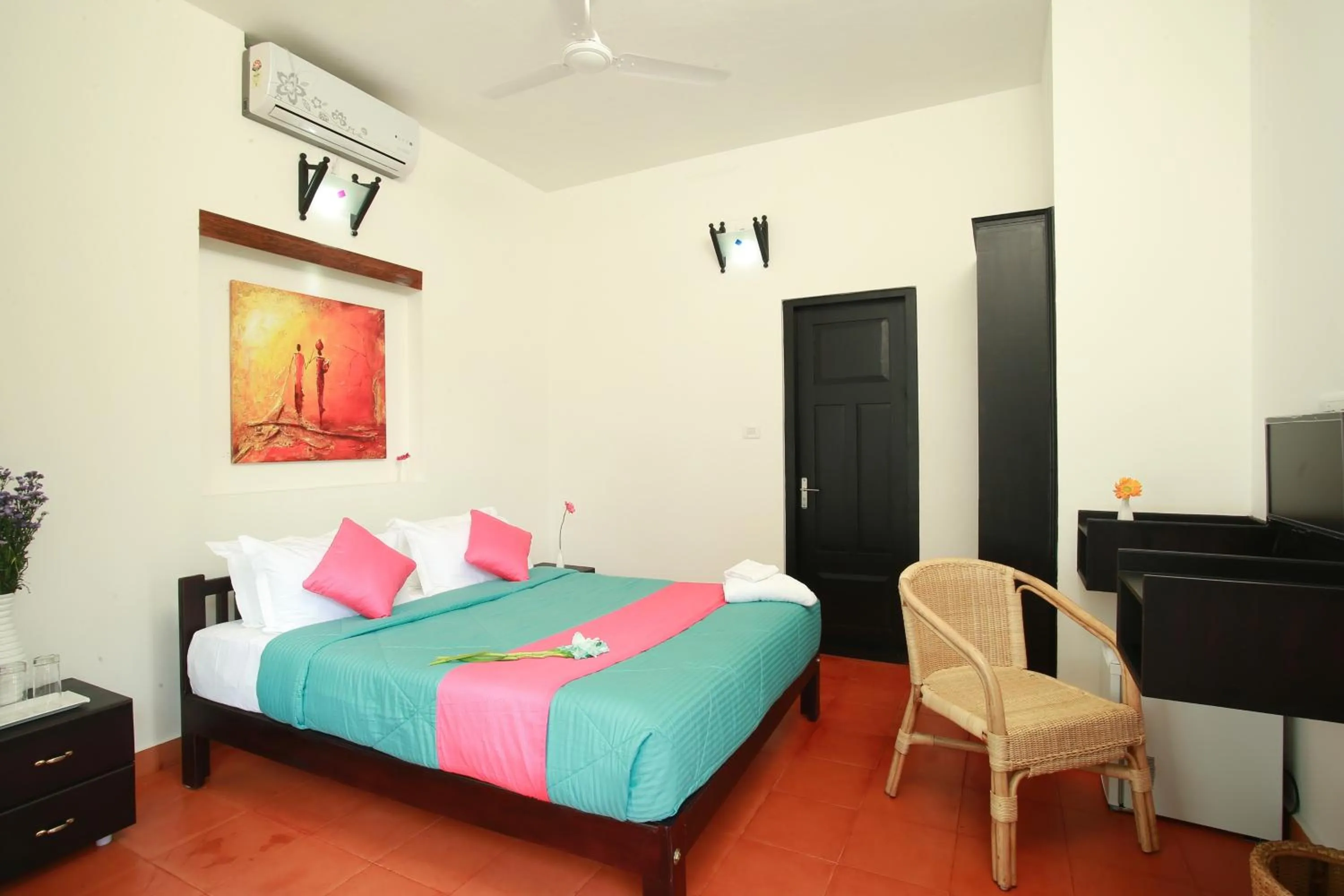 Photo of the whole room, Bed in Mayas Beach House