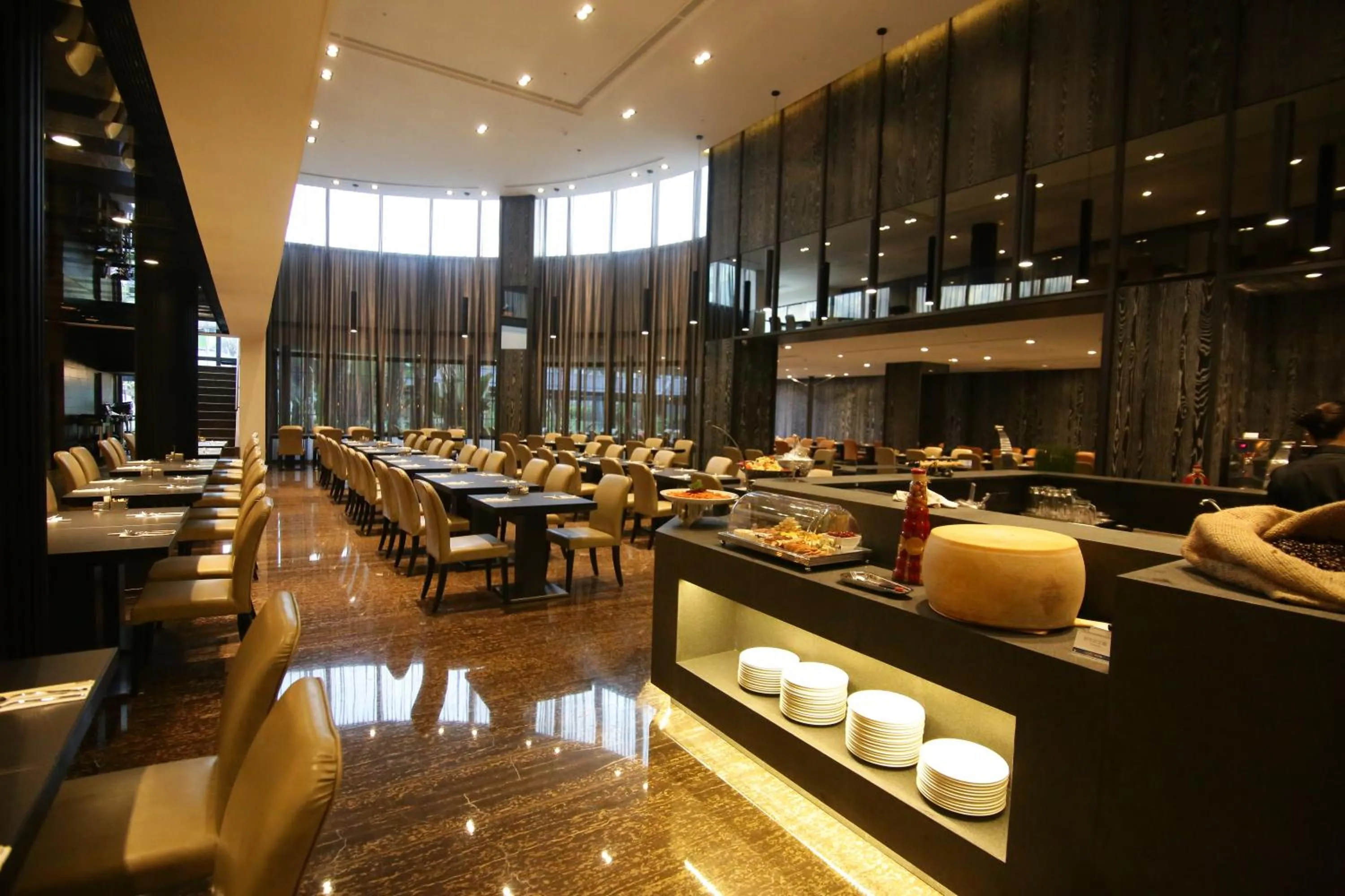 Restaurant/places to eat in Queena Plaza Hotel
