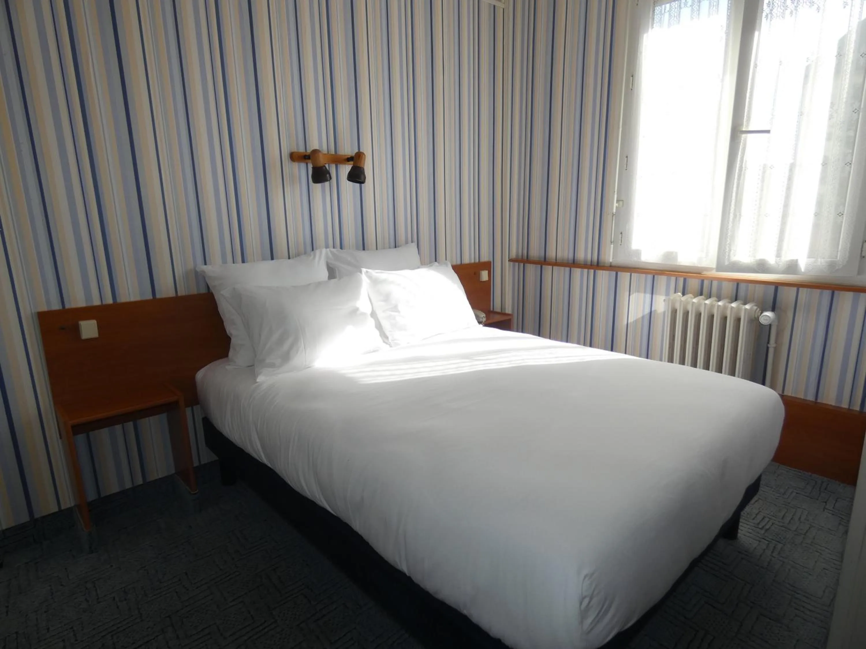 Bedroom, Bed in Hôtel de France