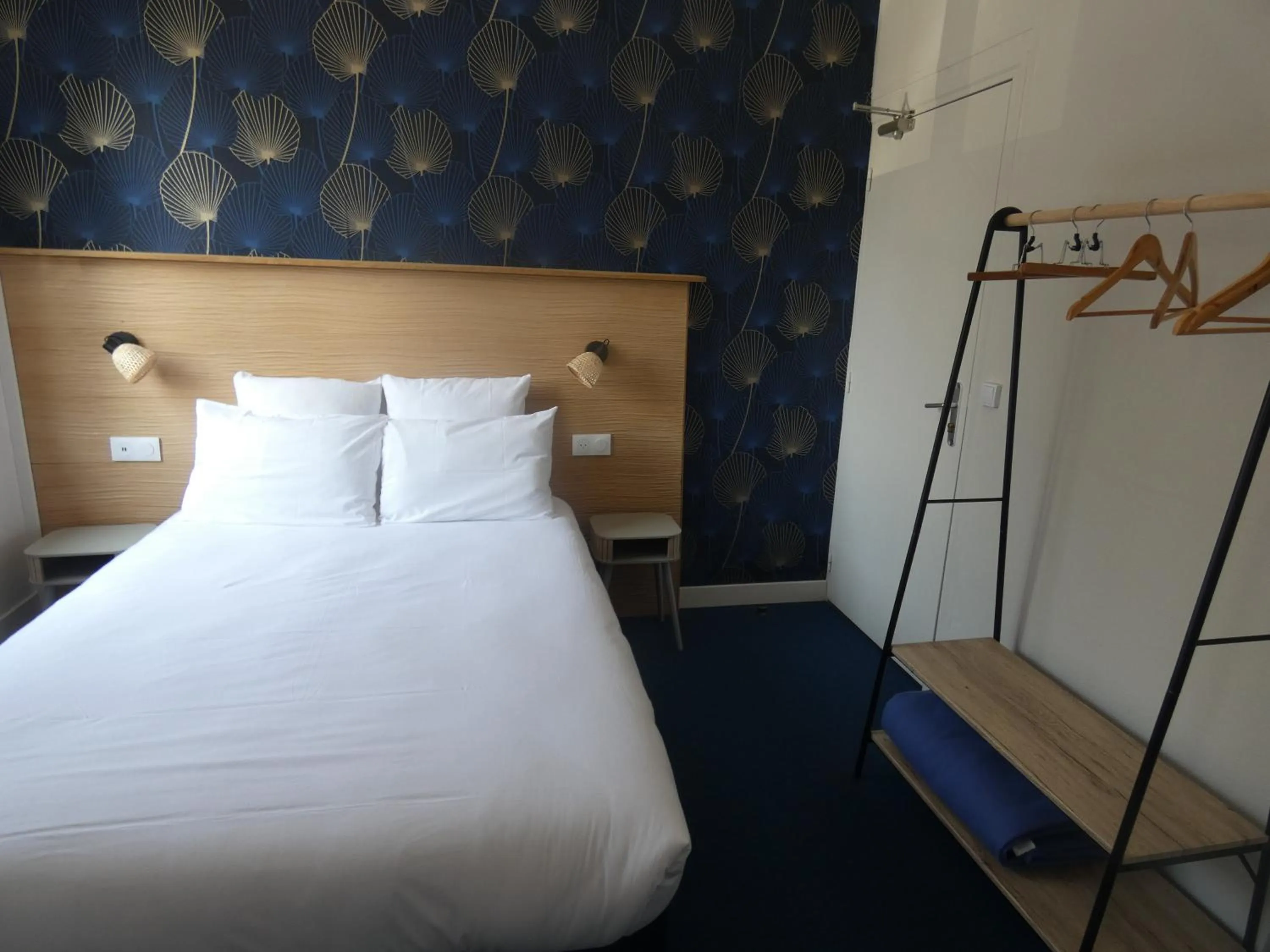 Bedroom, Bed in Hôtel de France