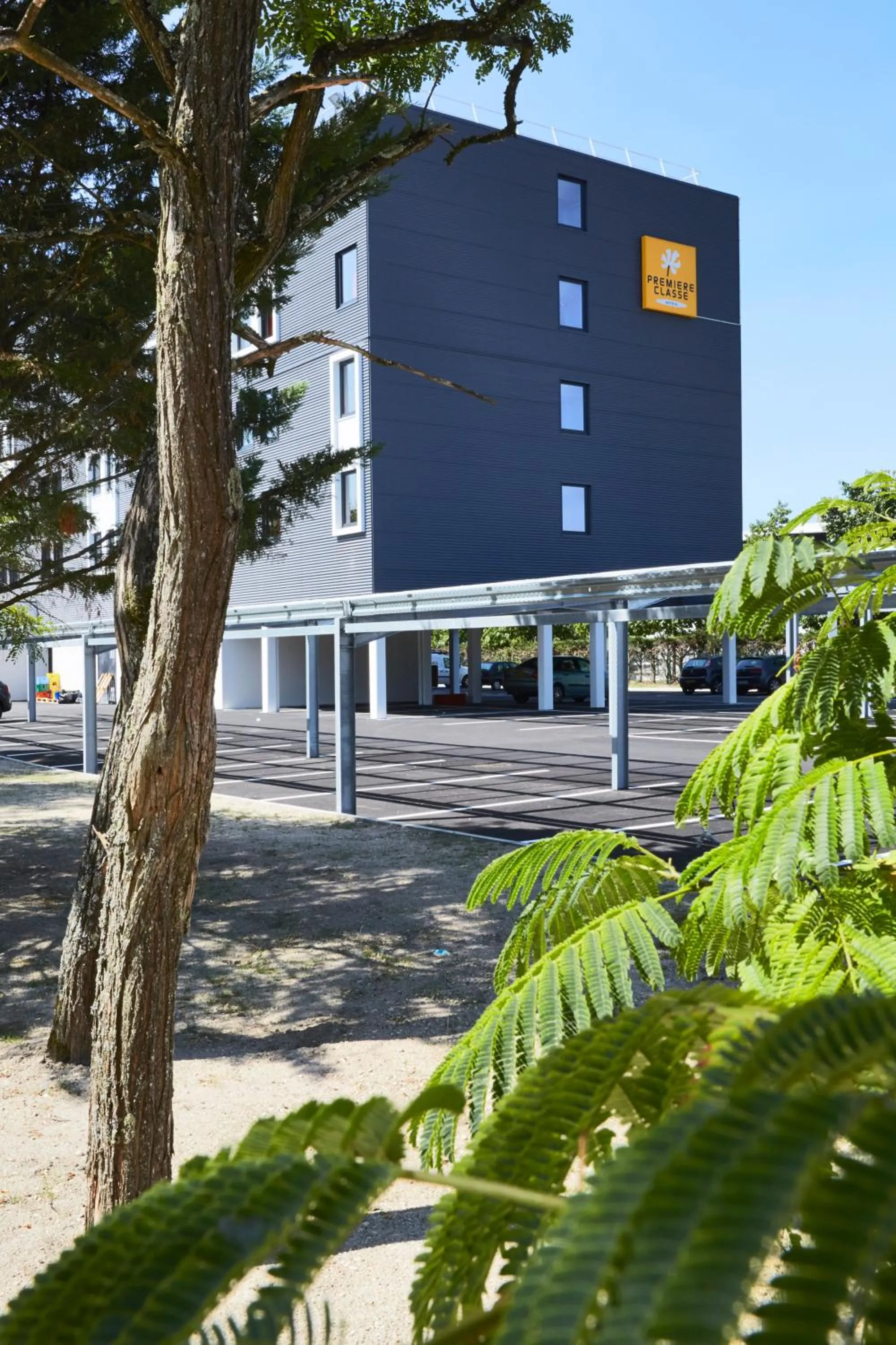 Facade/entrance in Premiere Classe Bordeaux Ouest - Mérignac Aéroport