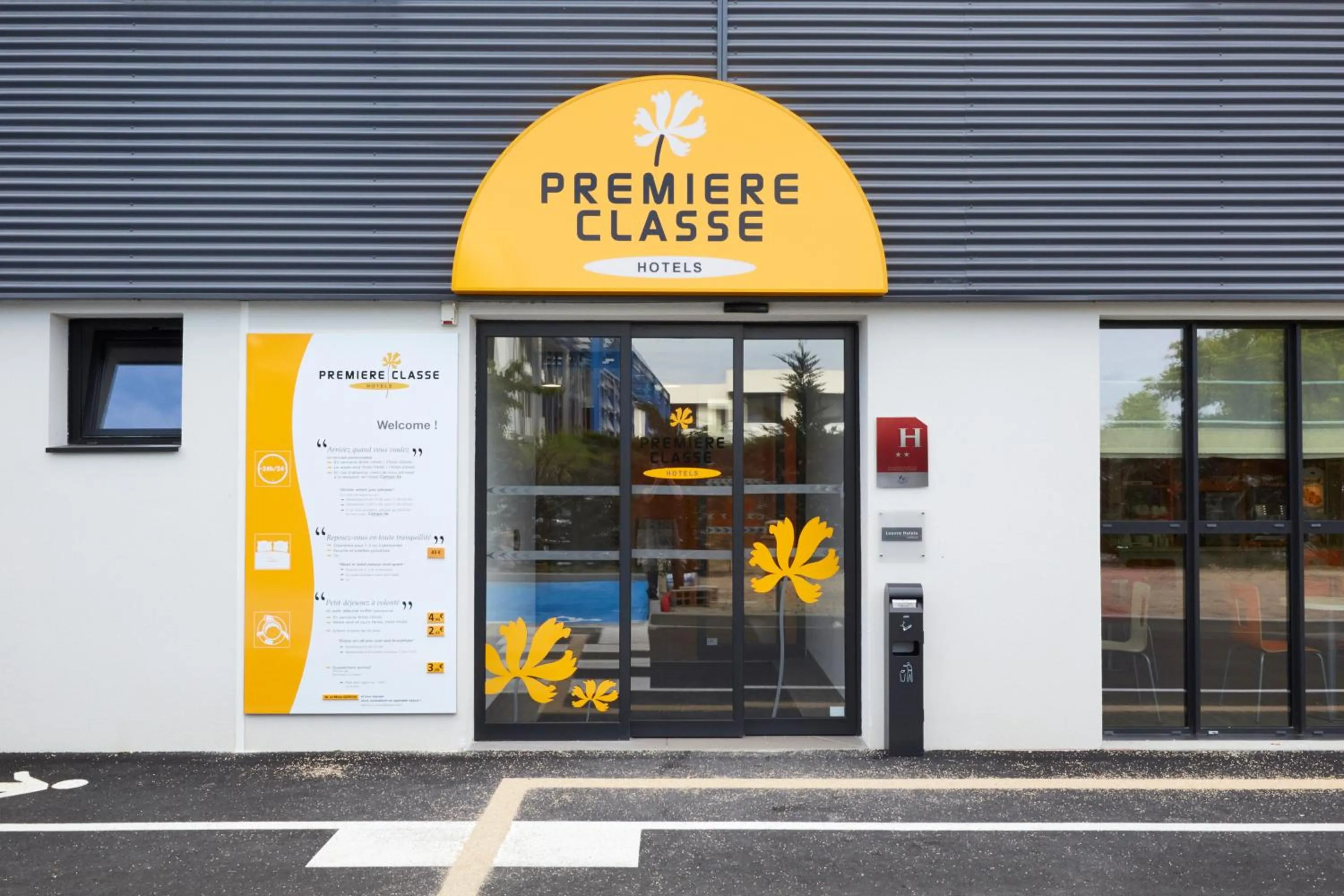 Facade/entrance in Premiere Classe Bordeaux Ouest - Mérignac Aéroport