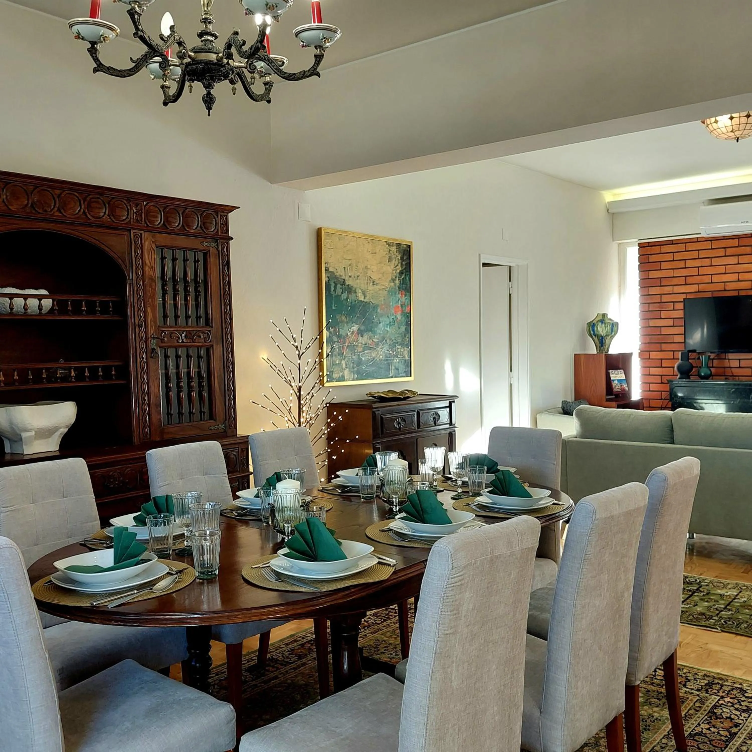 Dining area in OLIVA 50 - 4 Bedrooms and Office - 3 Bathrooms - Near Lisbon Expo & Airport