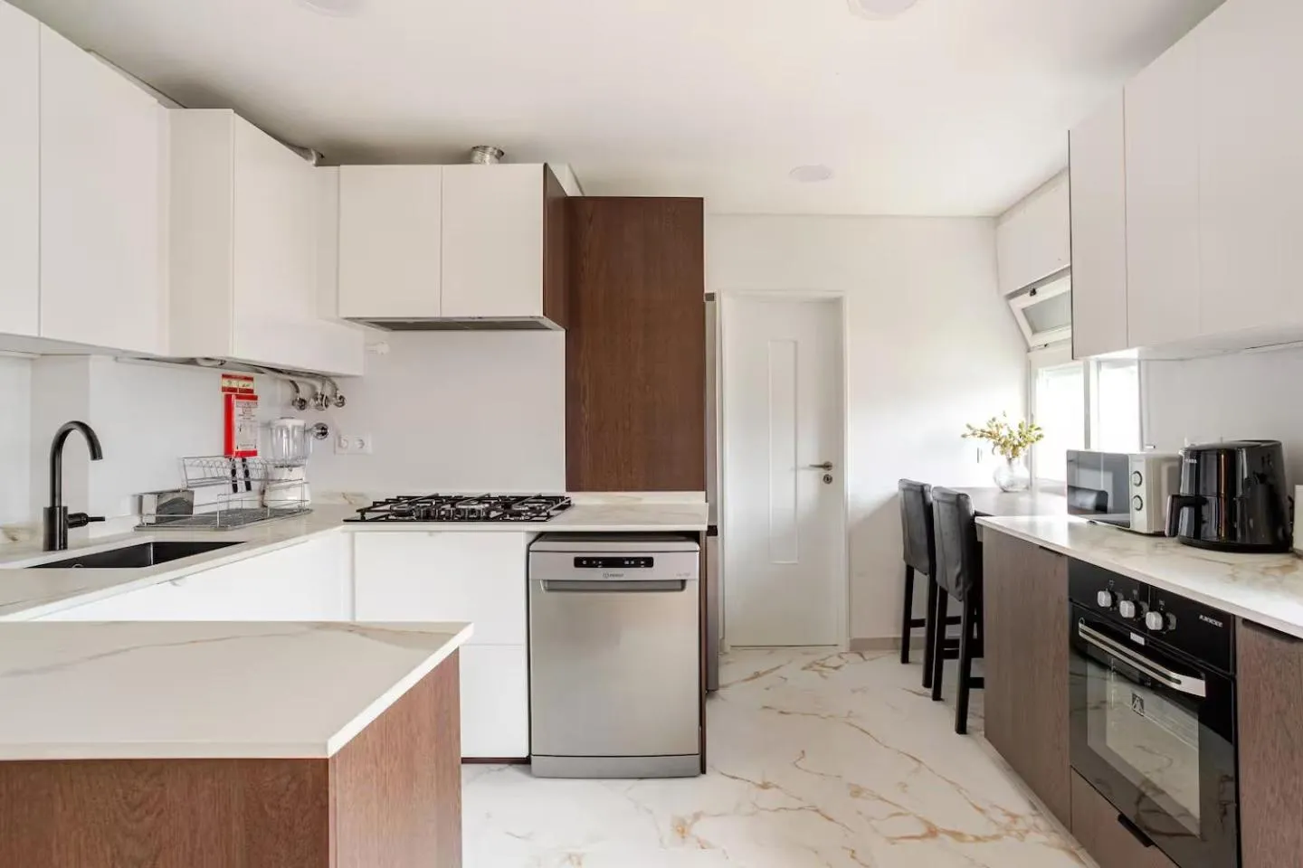 Kitchen or kitchenette in OLIVA 50 - 4 Bedrooms and Office - 3 Bathrooms - Near Lisbon Expo & Airport