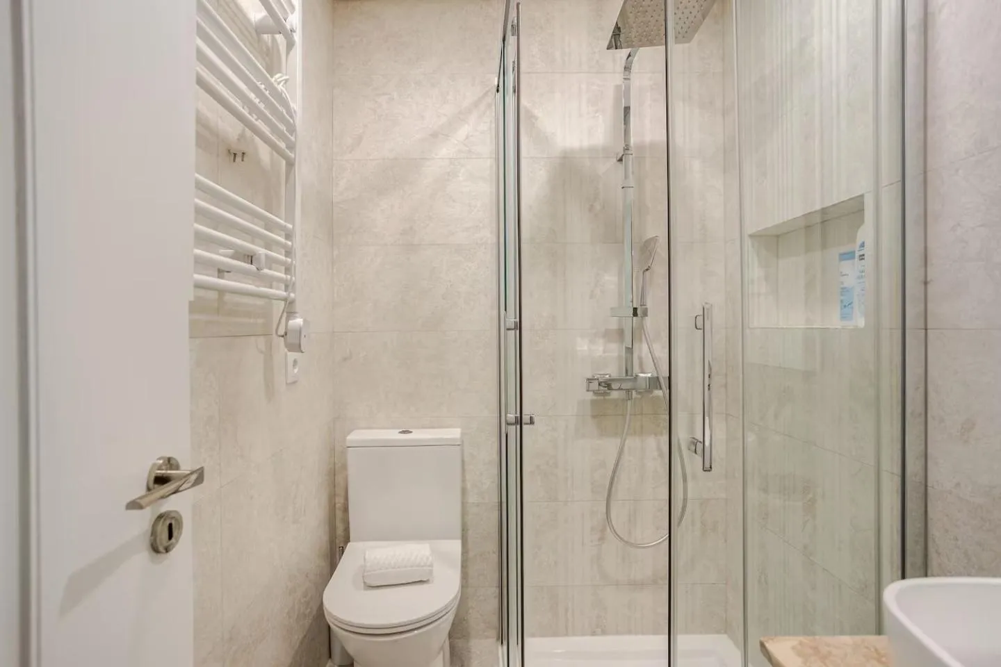 Bathroom in OLIVA 50 - 4 Bedrooms and Office - 3 Bathrooms - Near Lisbon Expo & Airport