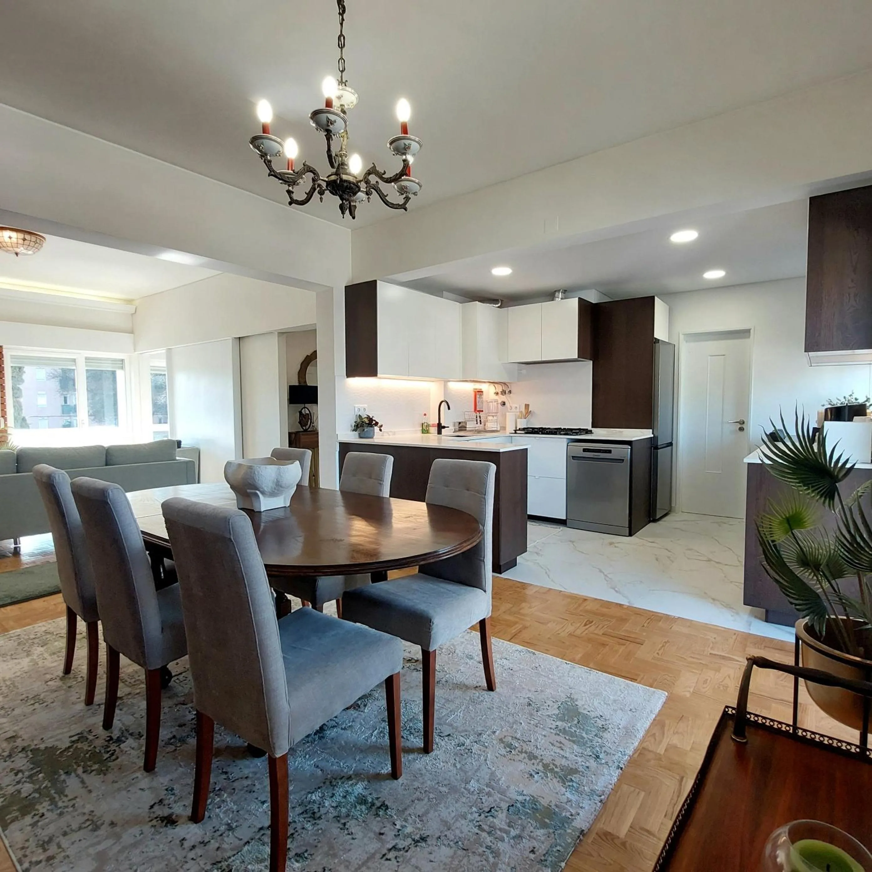 Kitchen or kitchenette in OLIVA 50 - 4 Bedrooms and Office - 3 Bathrooms - Near Lisbon Expo & Airport