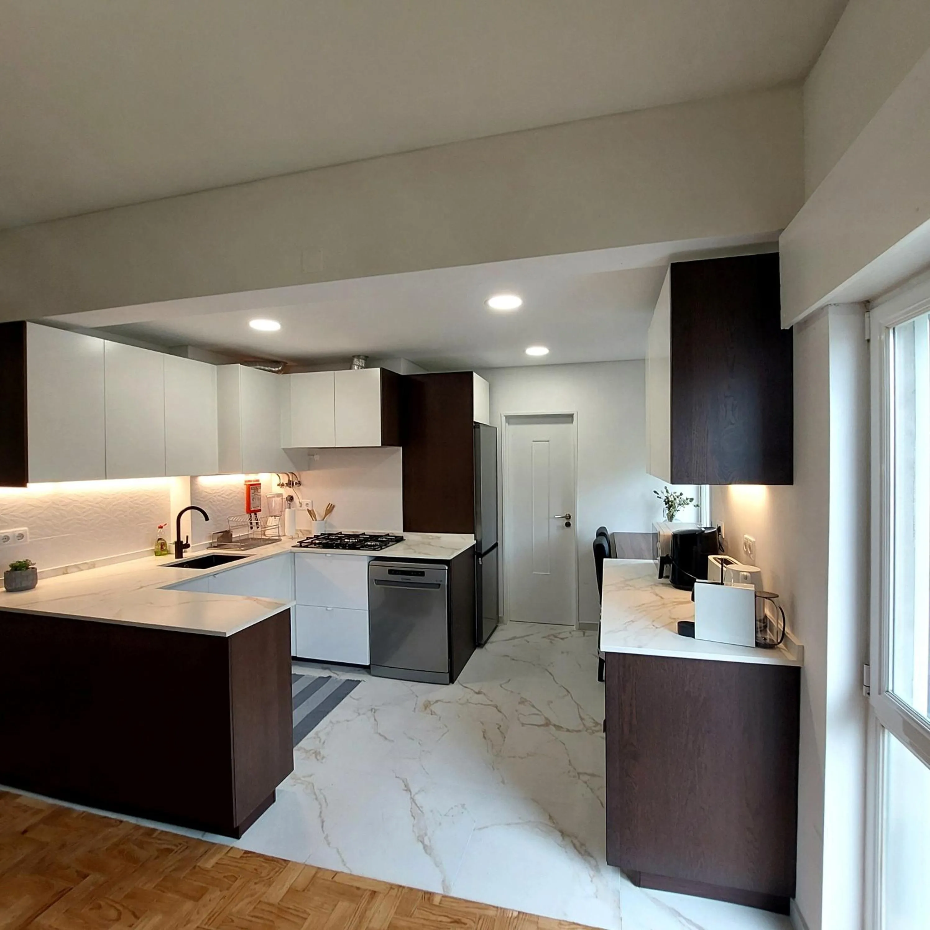 Kitchen or kitchenette in OLIVA 50 - 4 Bedrooms and Office - 3 Bathrooms - Near Lisbon Expo & Airport