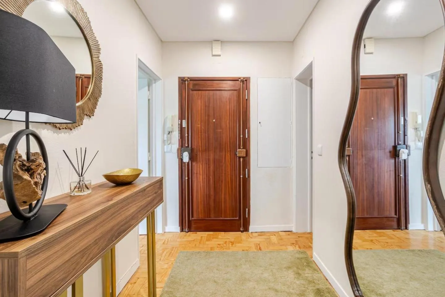 Property building in OLIVA 50 - 4 Bedrooms and Office - 3 Bathrooms - Near Lisbon Expo & Airport