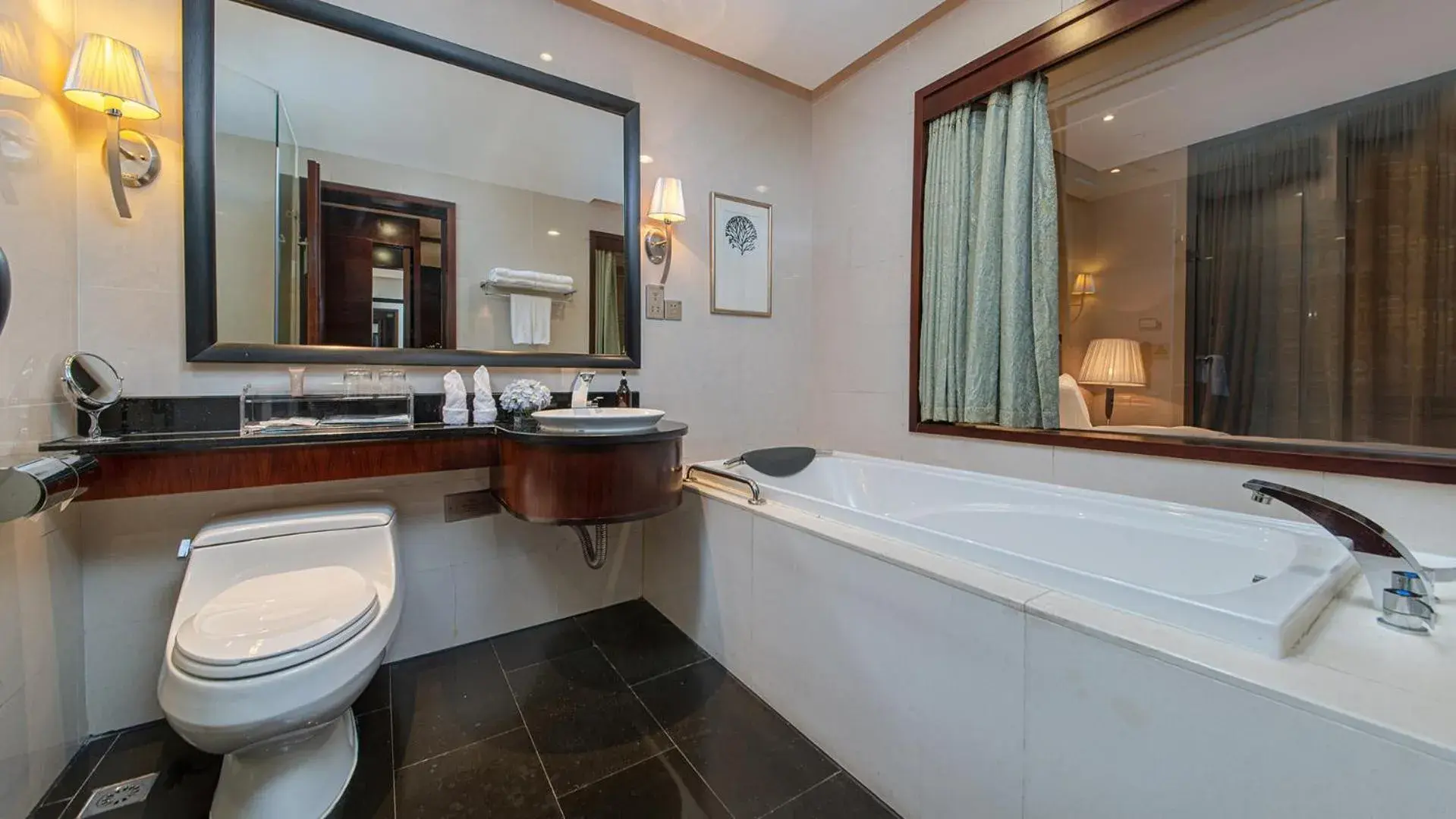 Deluxe King Room with Lake View in Binbei Yiho Hotel Deluxe King Room with Lake View in Binbei Yiho Hotel