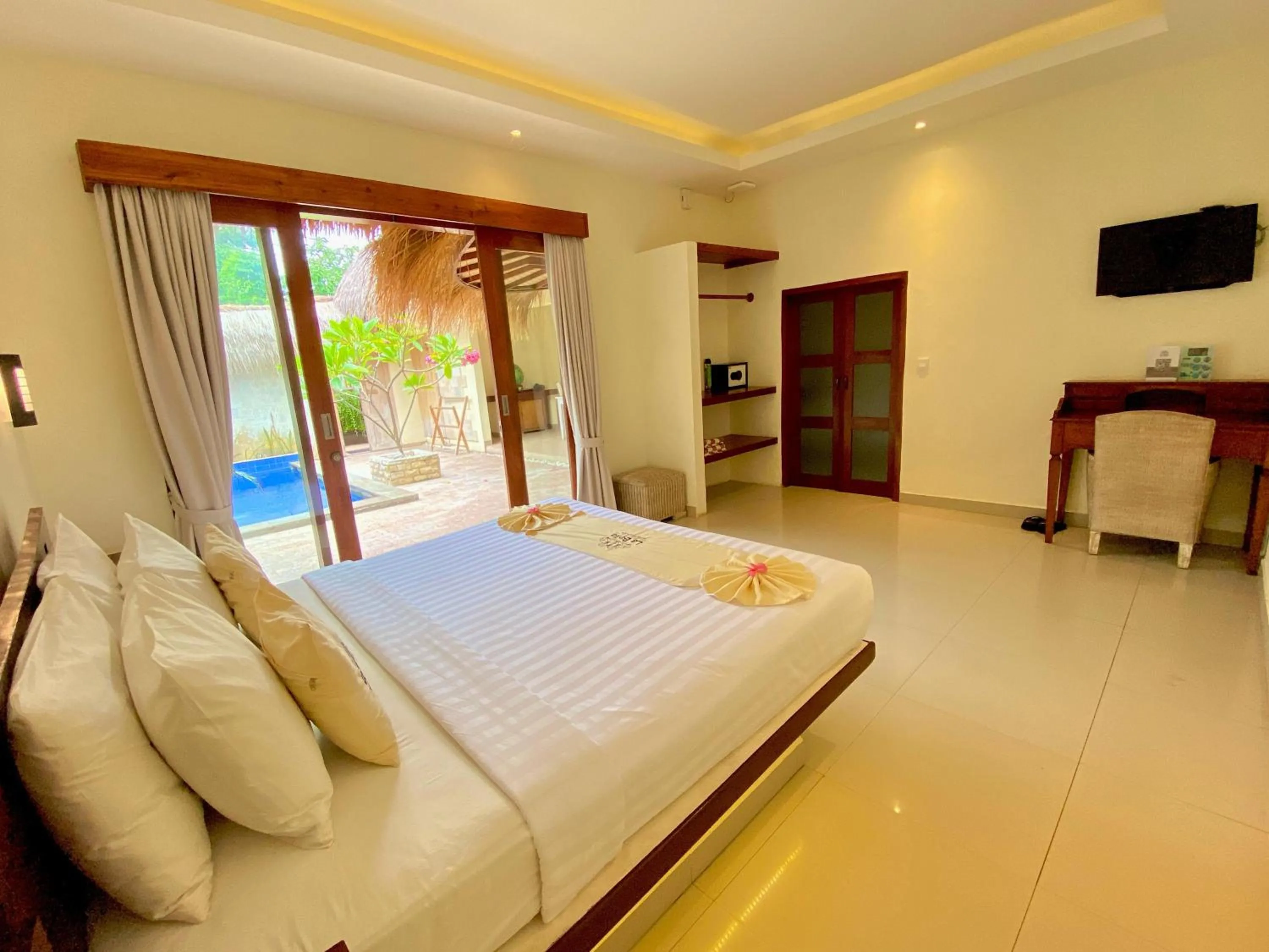 Swimming pool, Bed in La Bella - Hotel Villa & Spa