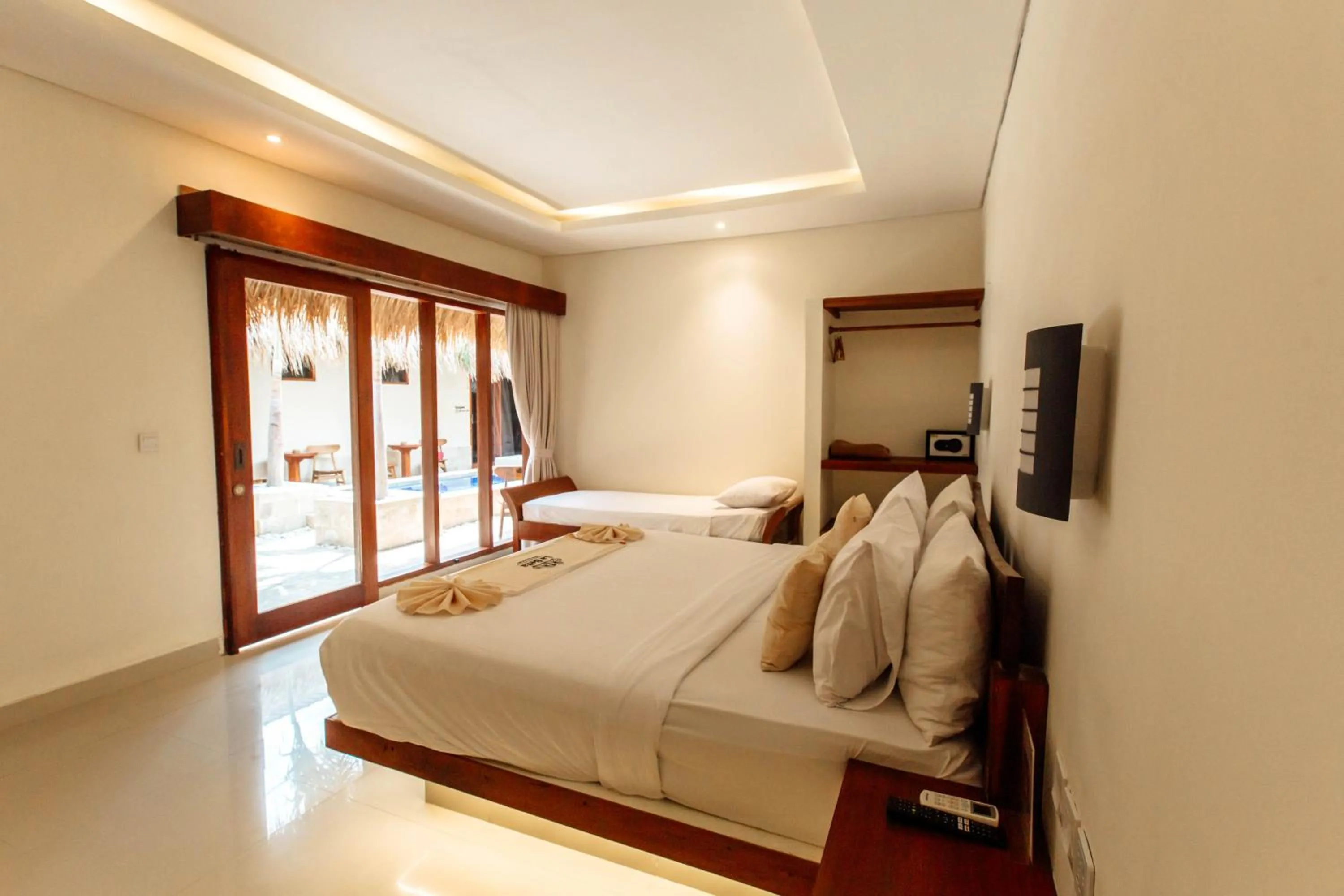 Pool view, Bed in La Bella - Hotel Villa & Spa