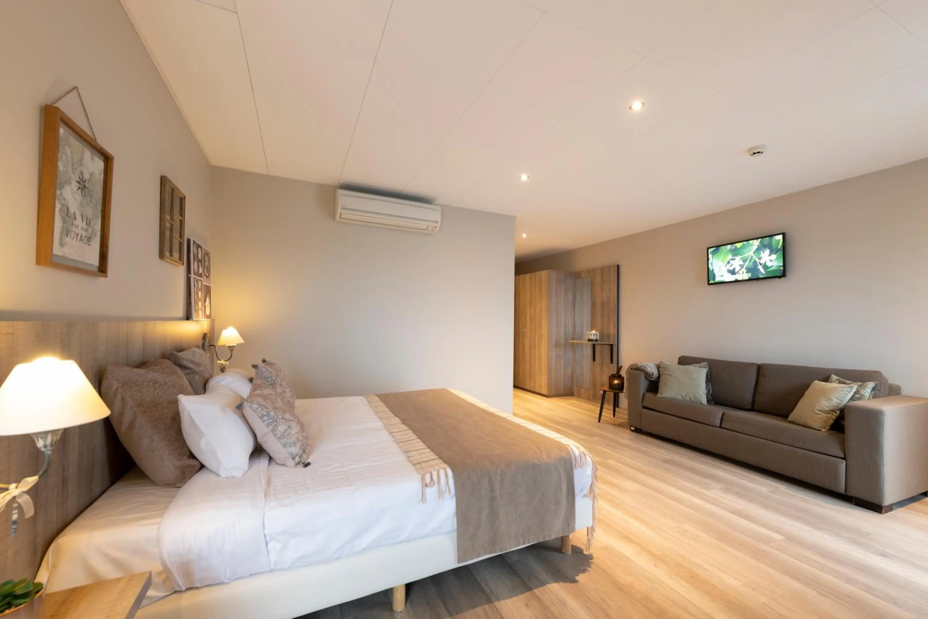 Bed in Hôtel de la Tour