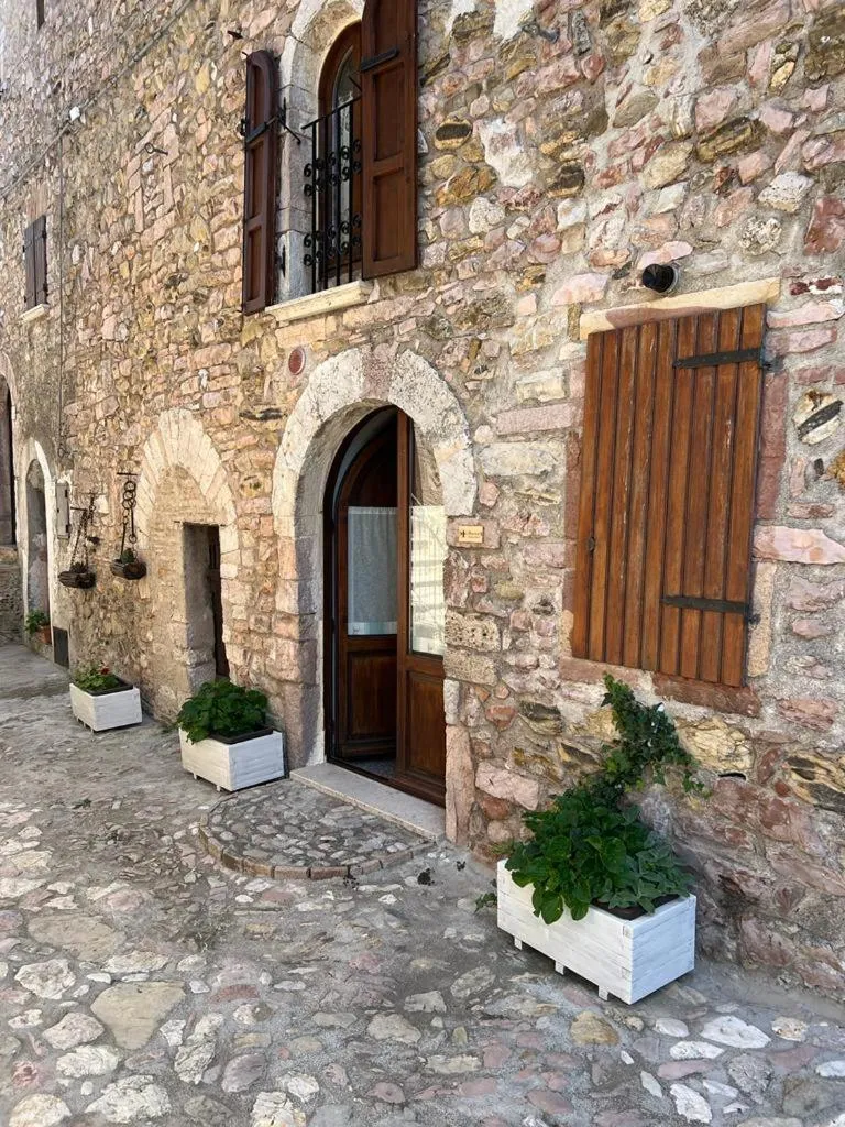 Property building in Il Castello Di Perchia