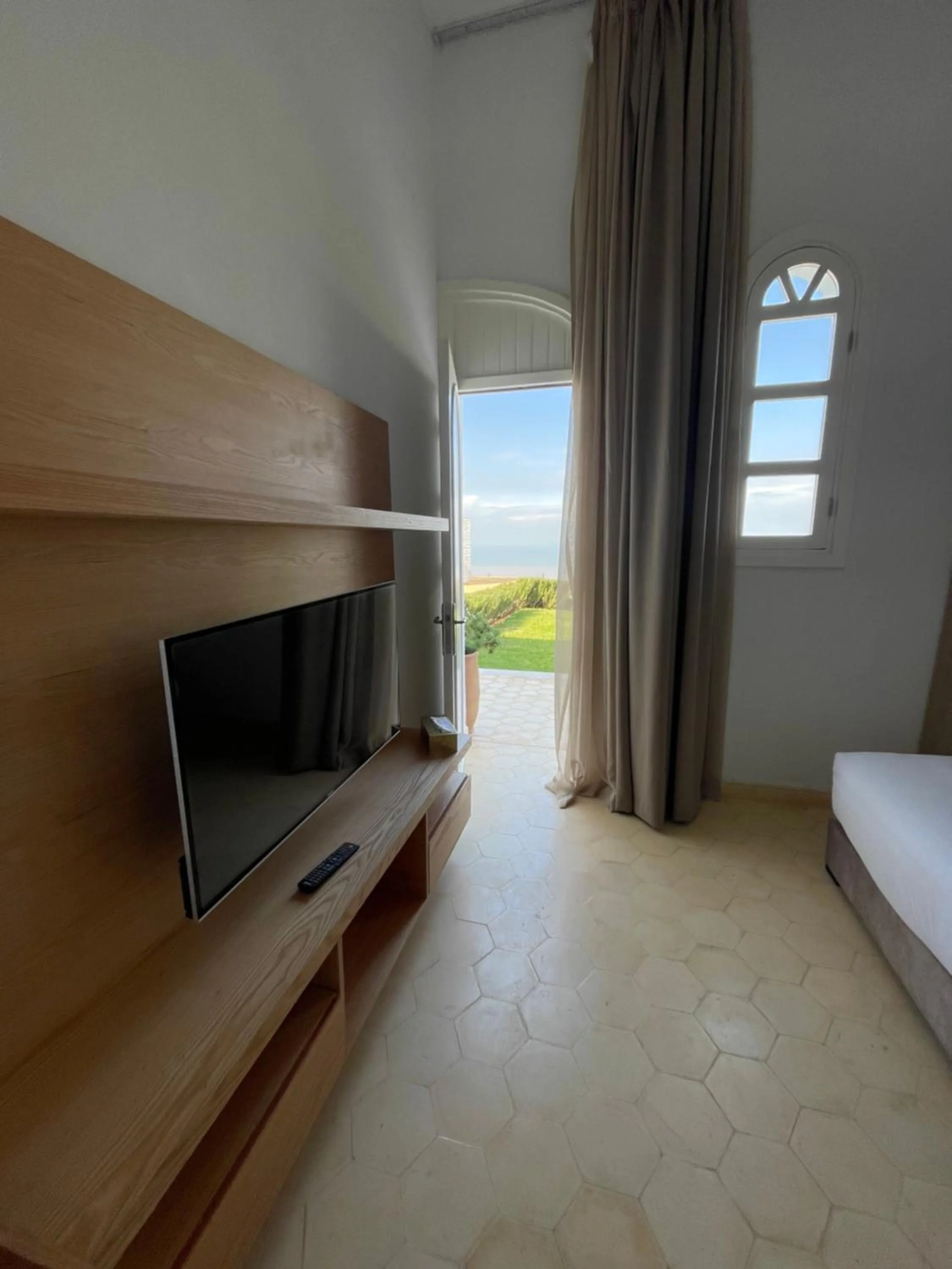 TV and multimedia, Bed in Villa La Falaise