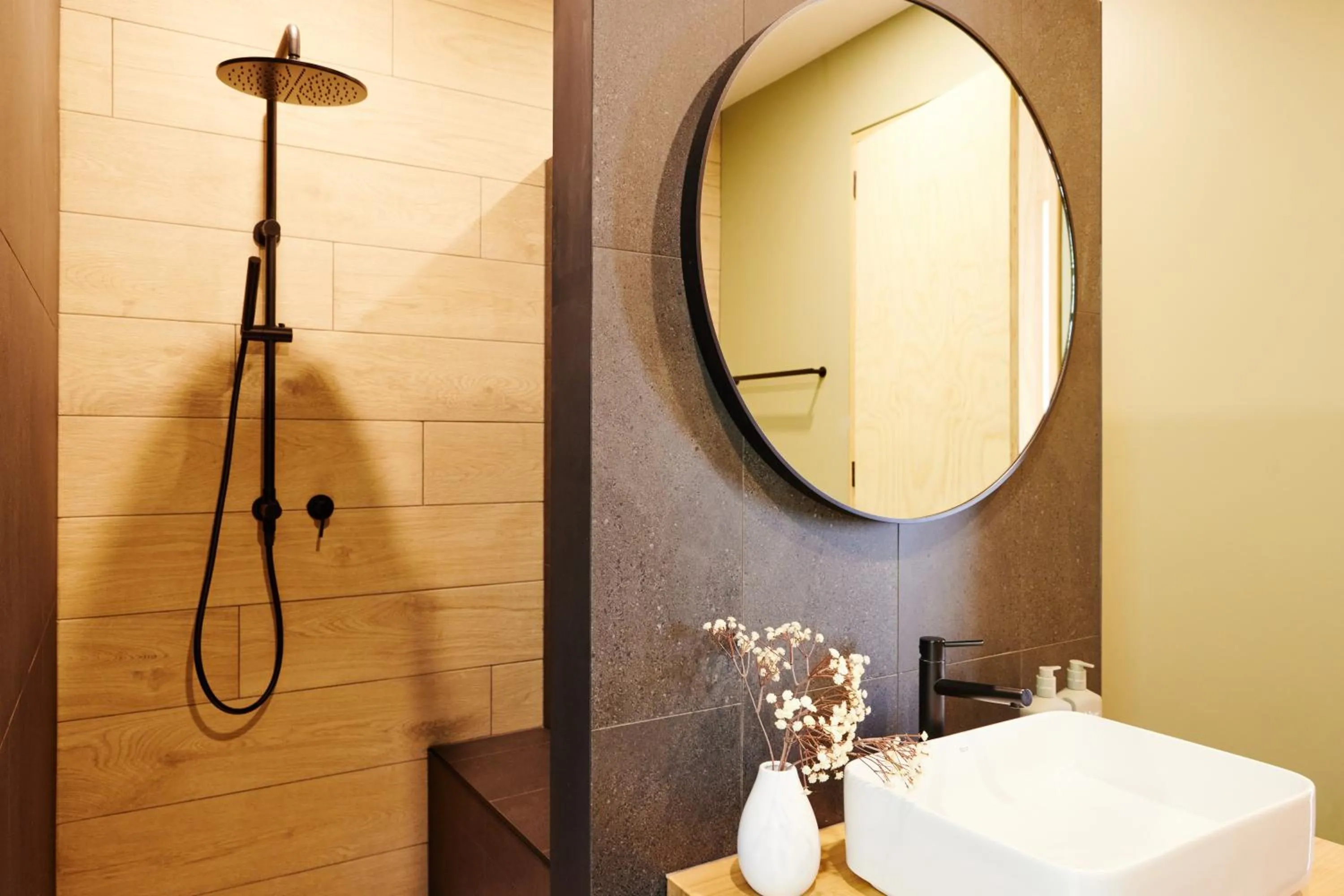 Shower in Jacquina - Yarra Valley