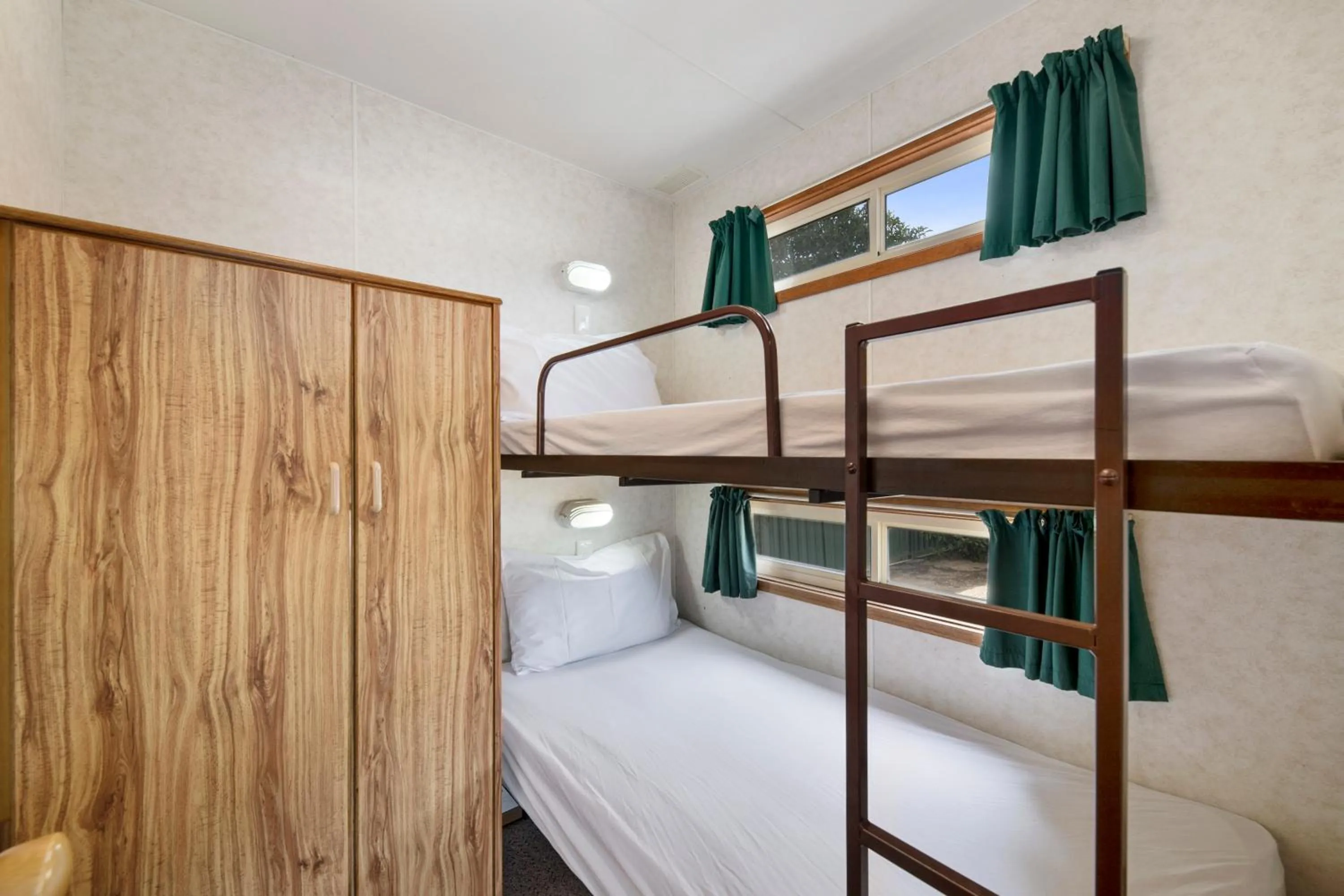 Bedroom, Bed in Benalla Tourist Park