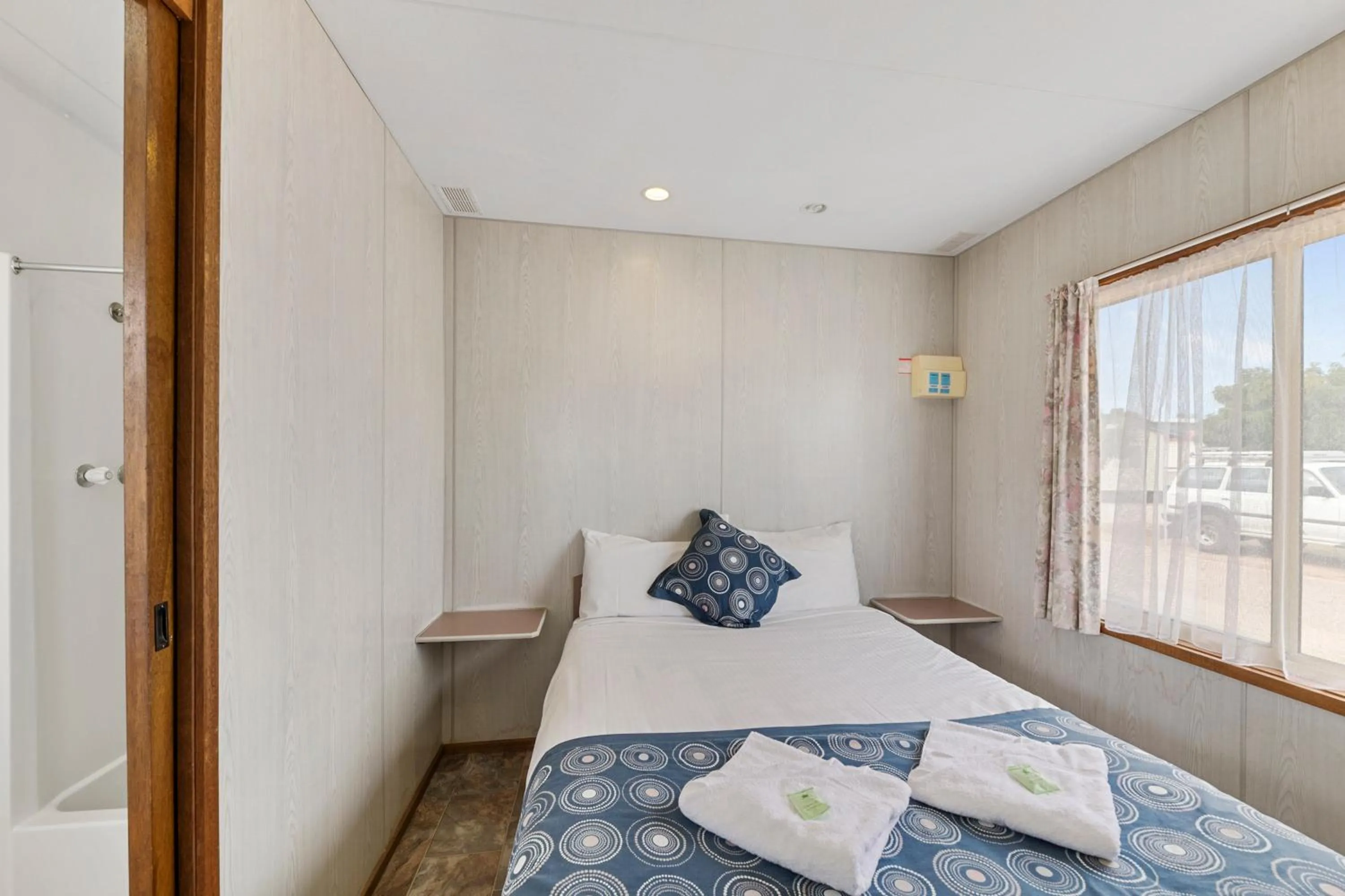 Bedroom, Bed in Benalla Tourist Park