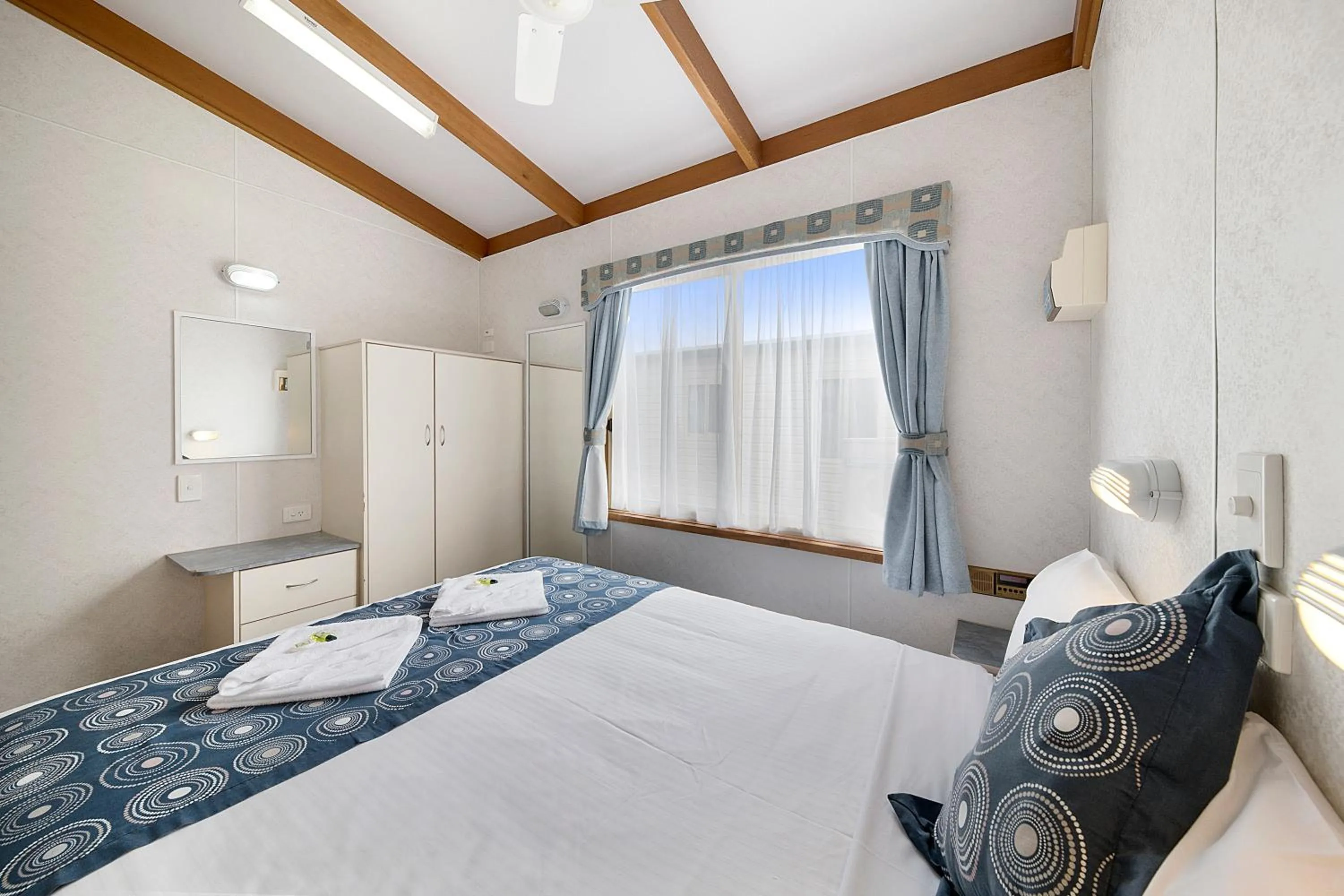 Bedroom, Bed in Benalla Tourist Park