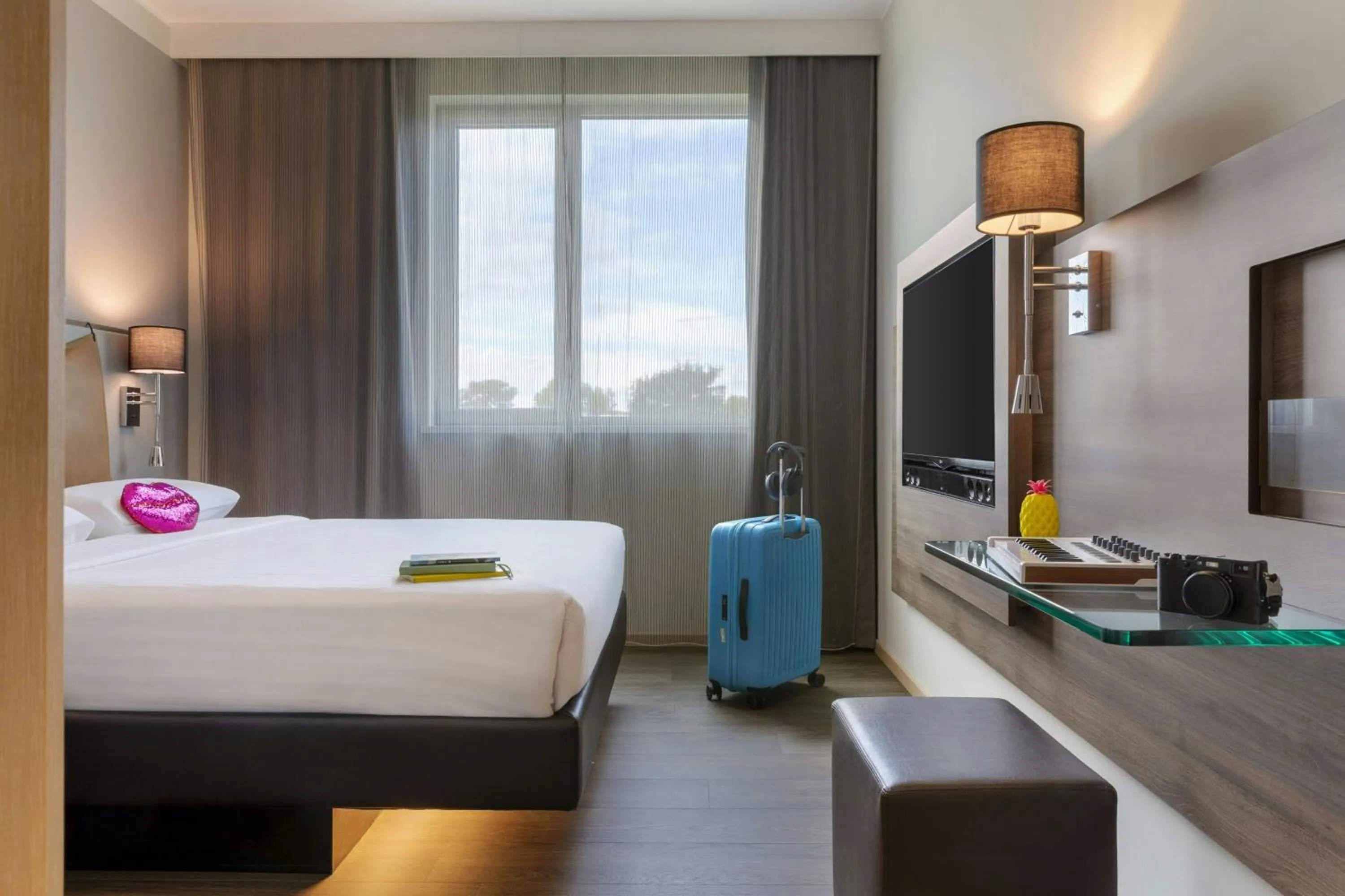 Bedroom, Bed in Moxy Milan Malpensa Airport