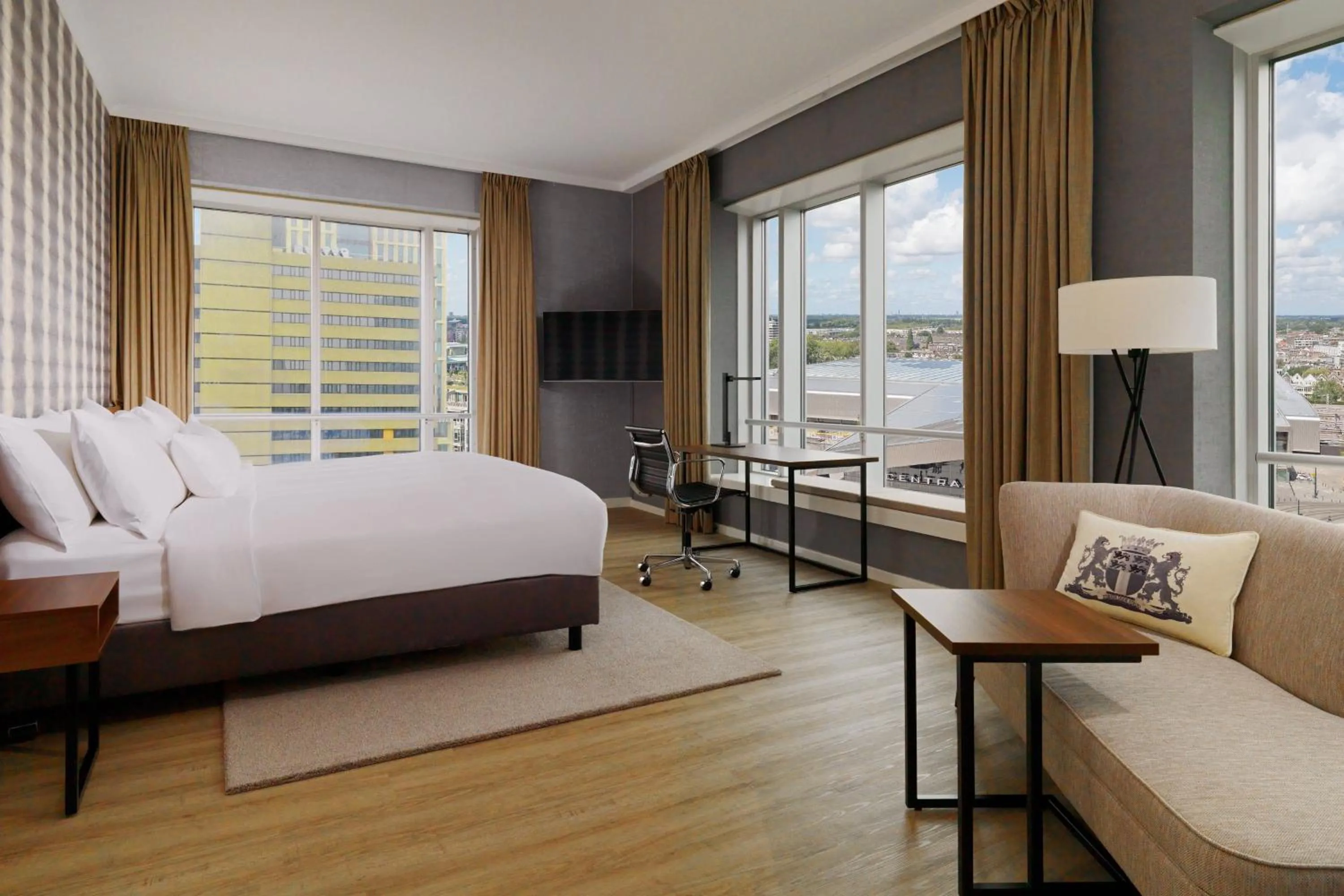 Photo of the whole room, Bed in Rotterdam Marriott Hotel