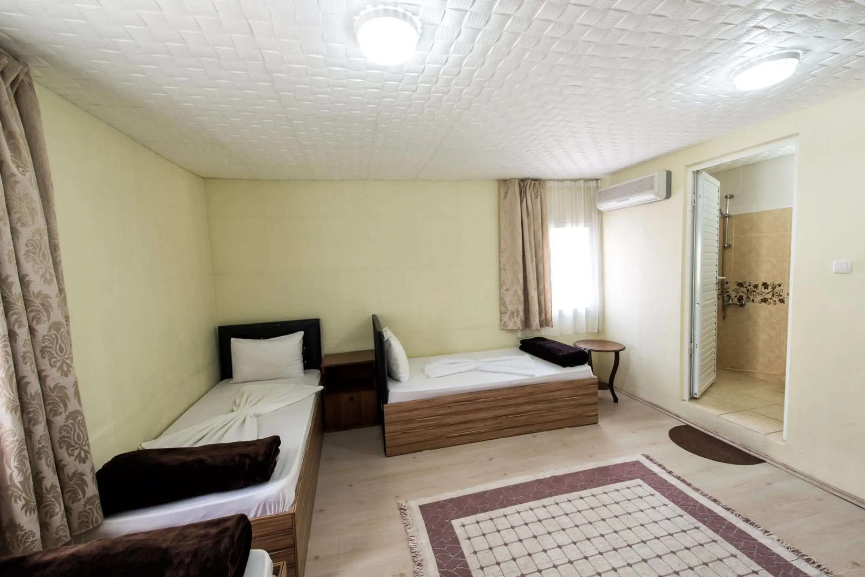 Quadruple Room with Shower and Air Conditioning in Yellow Rose Pansiyon Quadruple Room with Shower and Air Conditioning in Yellow Rose Pansiyon