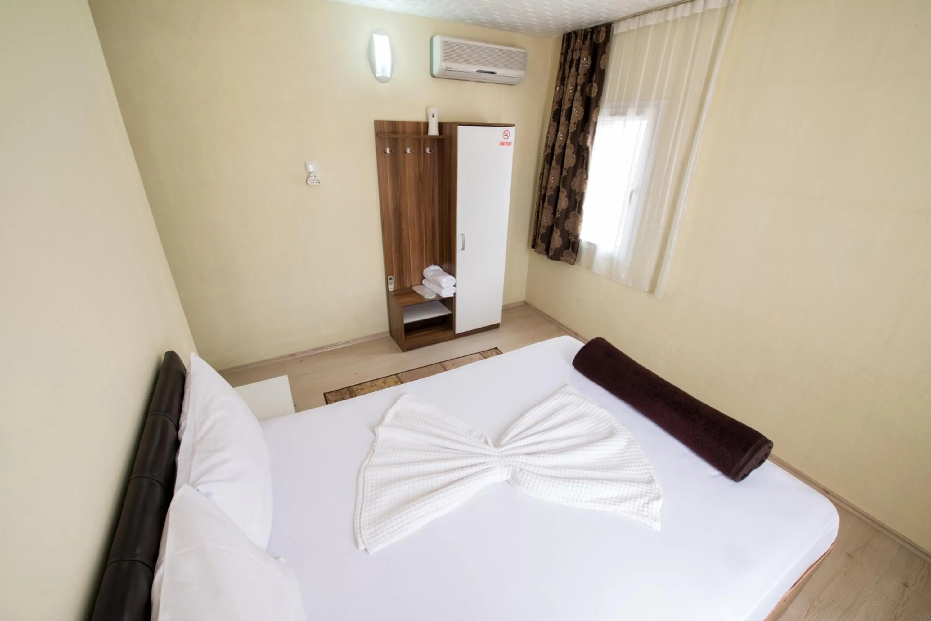 Bed in Yellow Rose Pansiyon