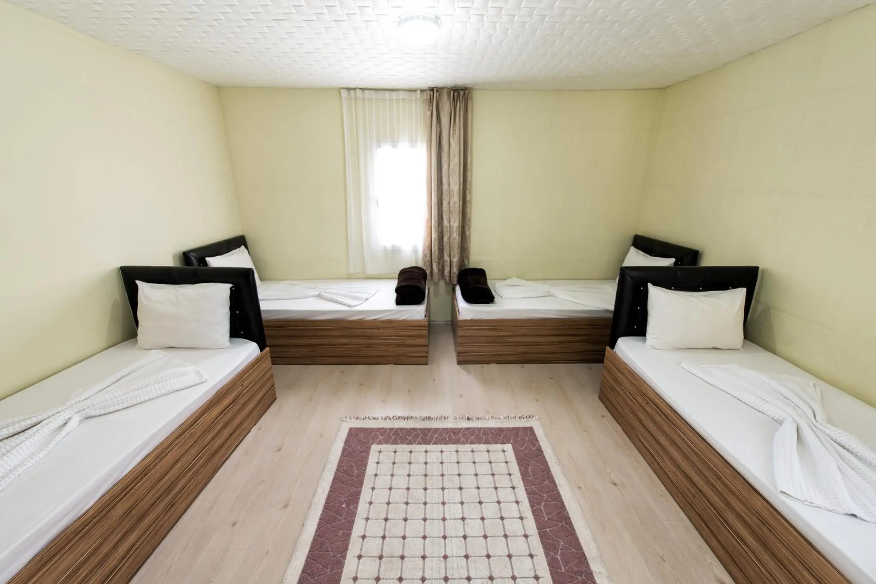 Quadruple Room with Shower and Air Conditioning in Yellow Rose Pansiyon Quadruple Room with Shower and Air Conditioning in Yellow Rose Pansiyon
